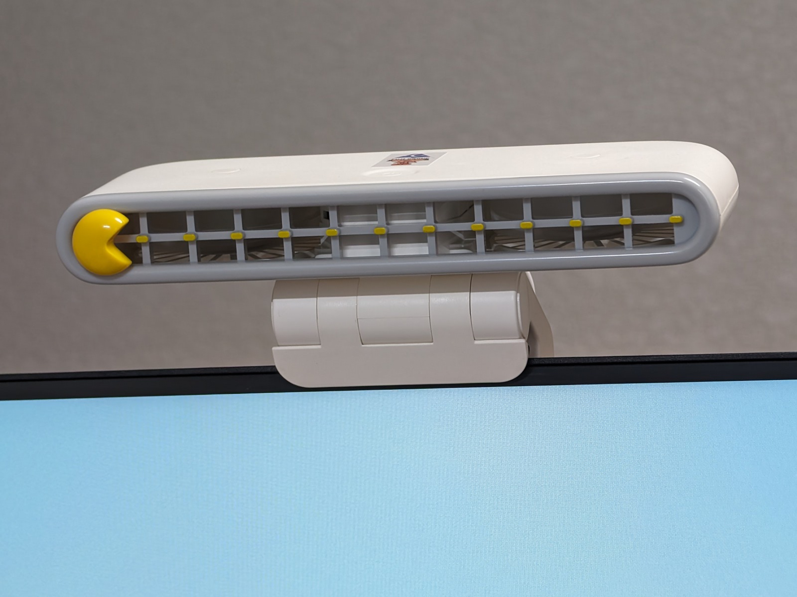 ディスプレイ上部に取付が可能。バッテリーを内蔵するため約413gとかなり重い