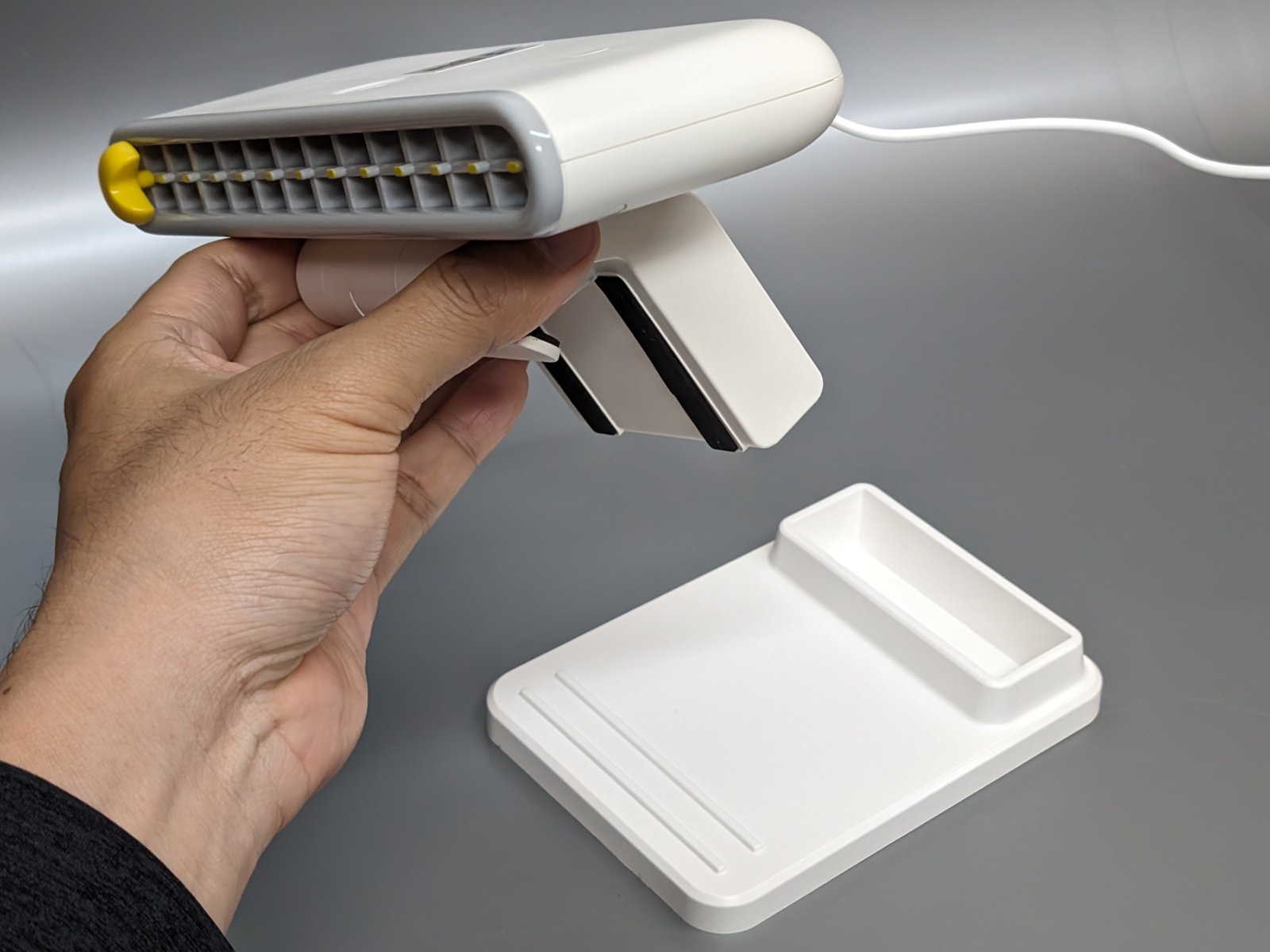 クリップの基部をスタンドに差し込むと…