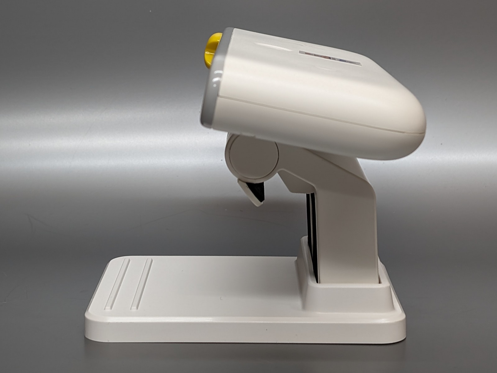 真横から見たところ。角度は調整可能だが、狙った角度でピタリと止めるのは苦手