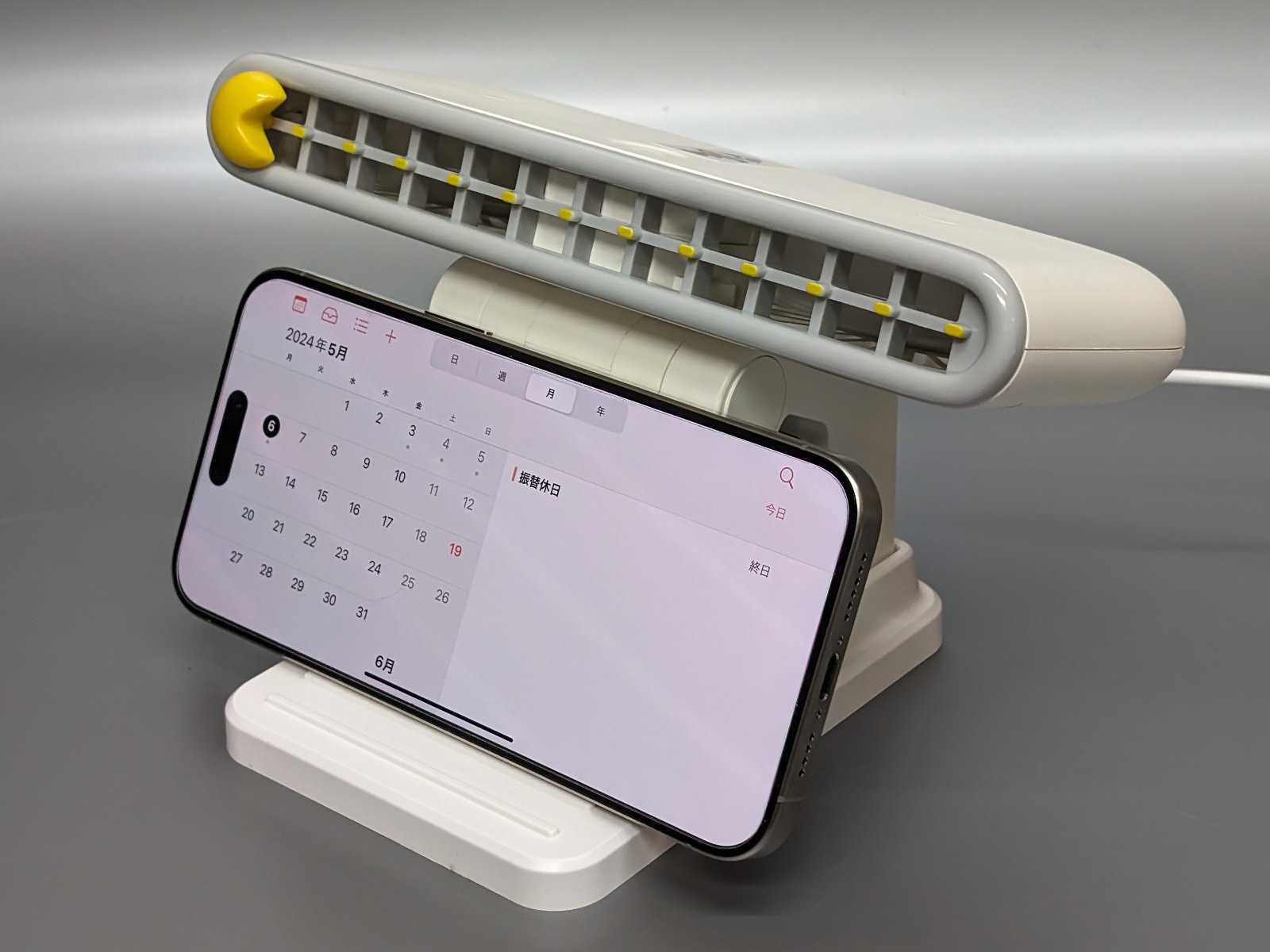 手前にはスマホを立てることもできる。充電などのギミックはない