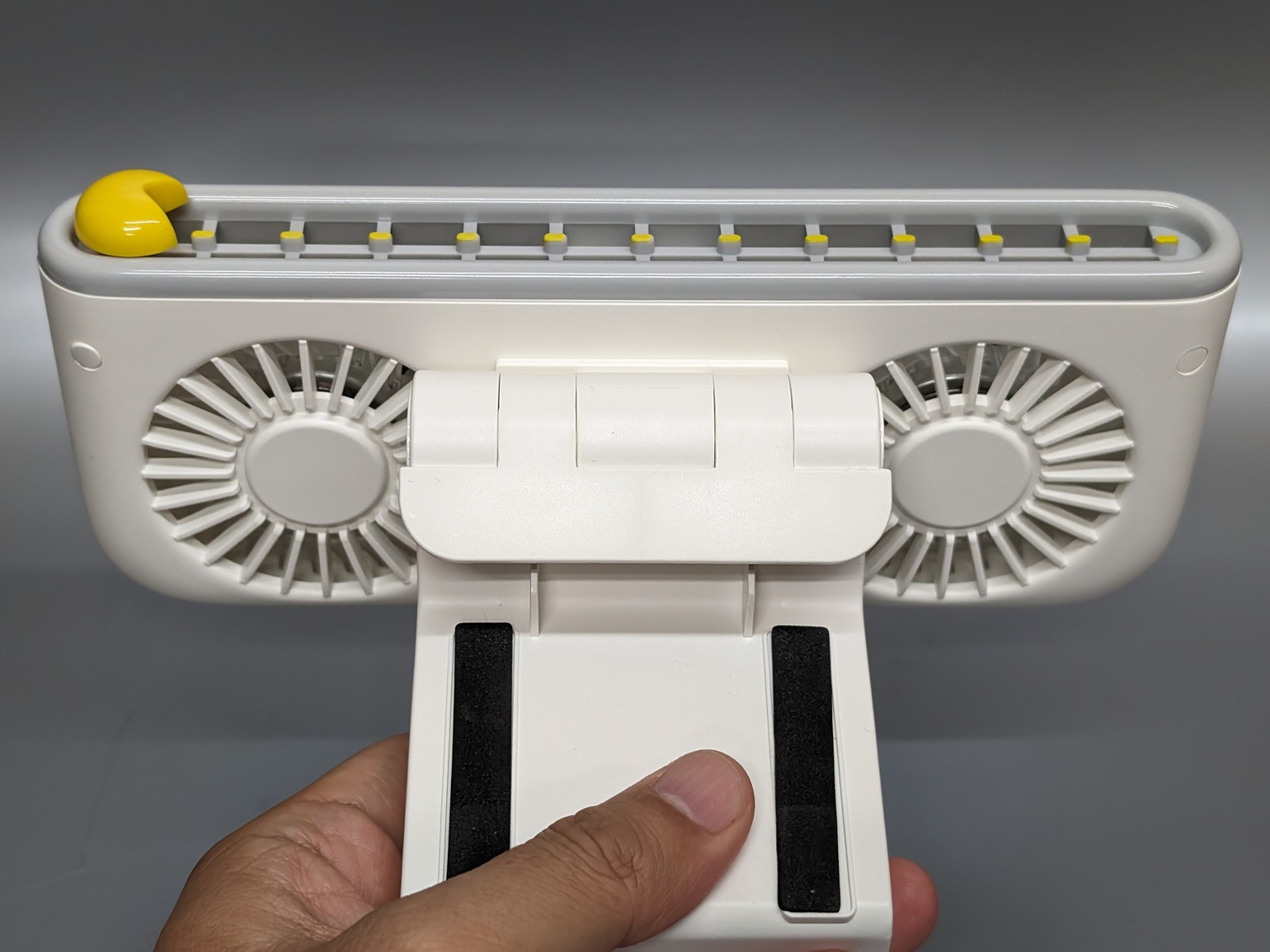 ファンは上向きに2つが並んでいる。下部から吸い込んで正面に風を出す仕組み