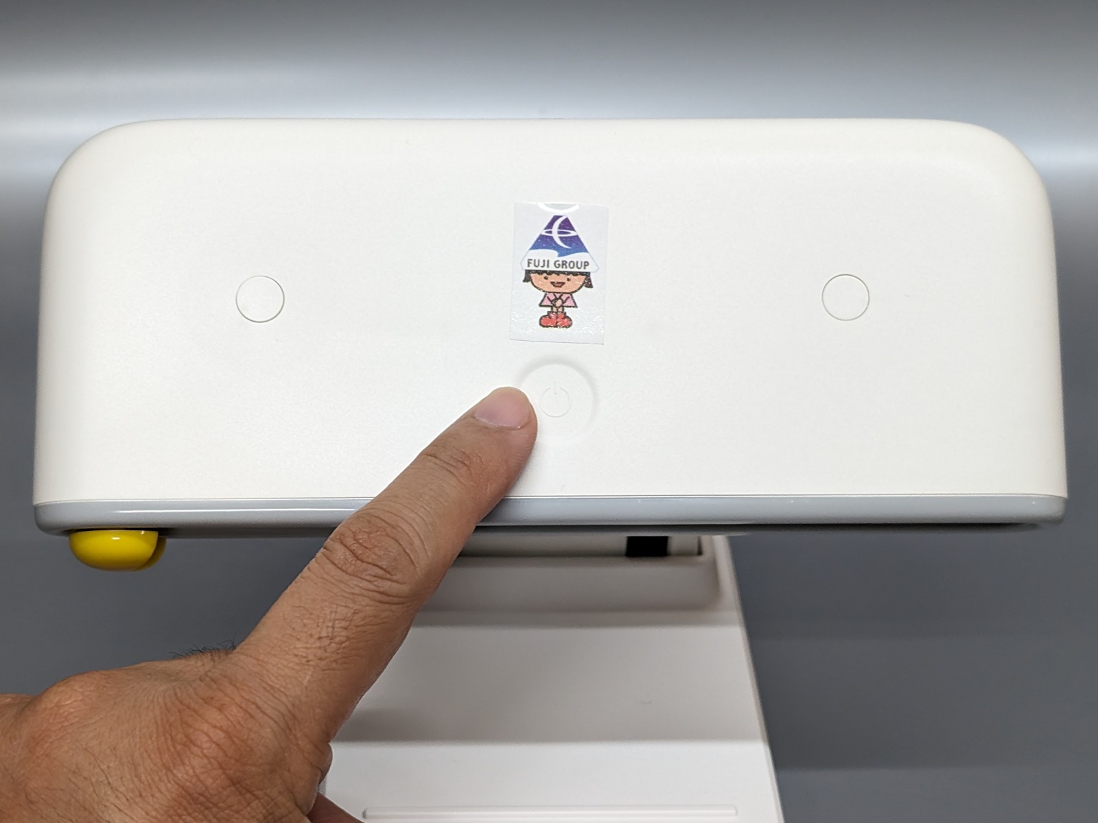 上部中央のボタンを長押しすると電源オン・オフ、単押しで風量変更が可能