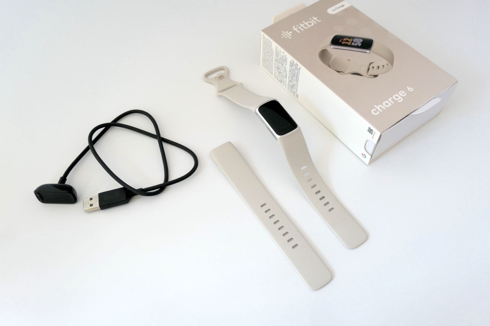 fitbit charge6（本体・外箱のみ） Charge Fitbit - シルバー 美品
