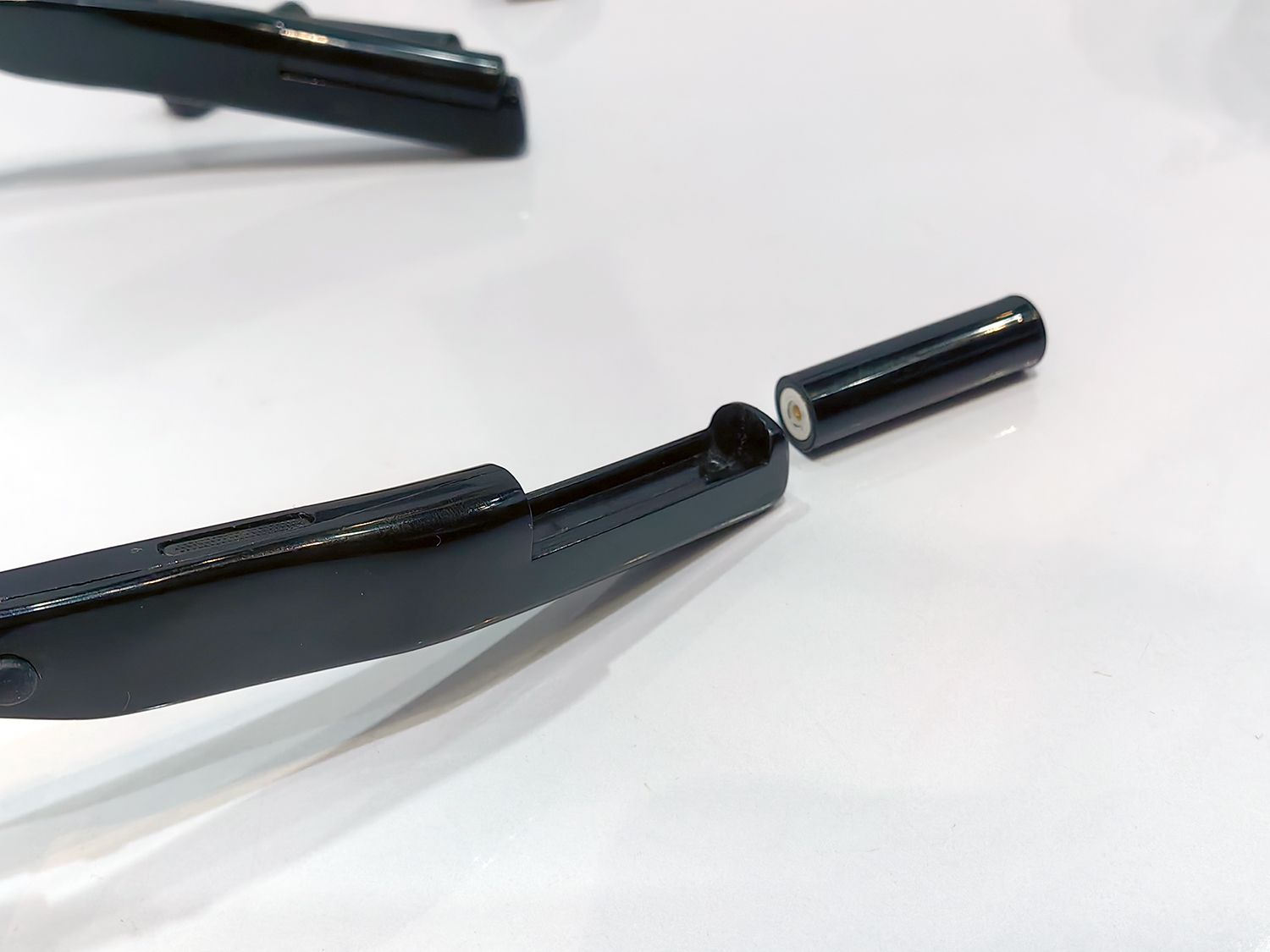 つるの両端に脱着式のバッテリーを搭載