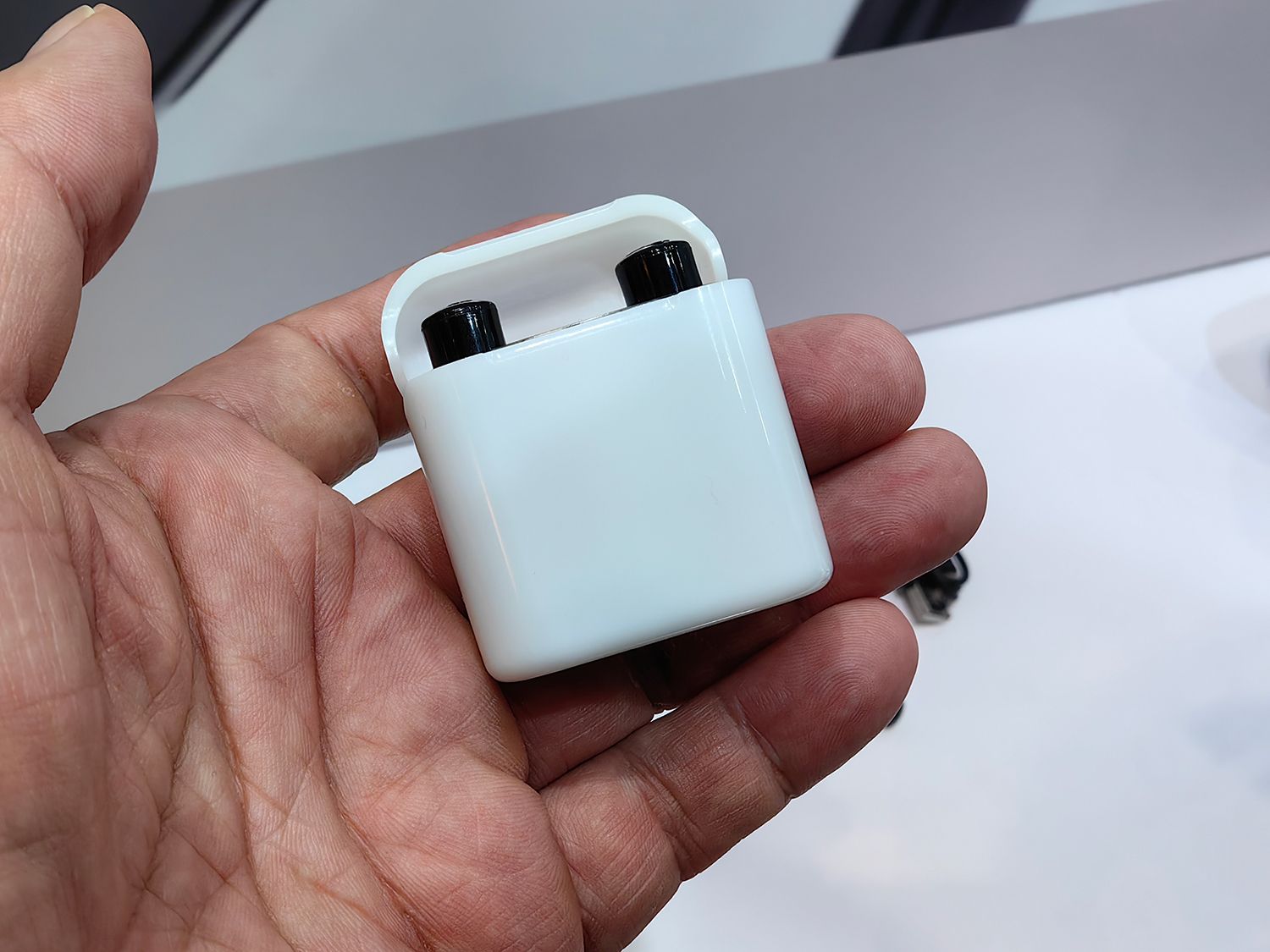 取り外したバッテリーは充電器で充電