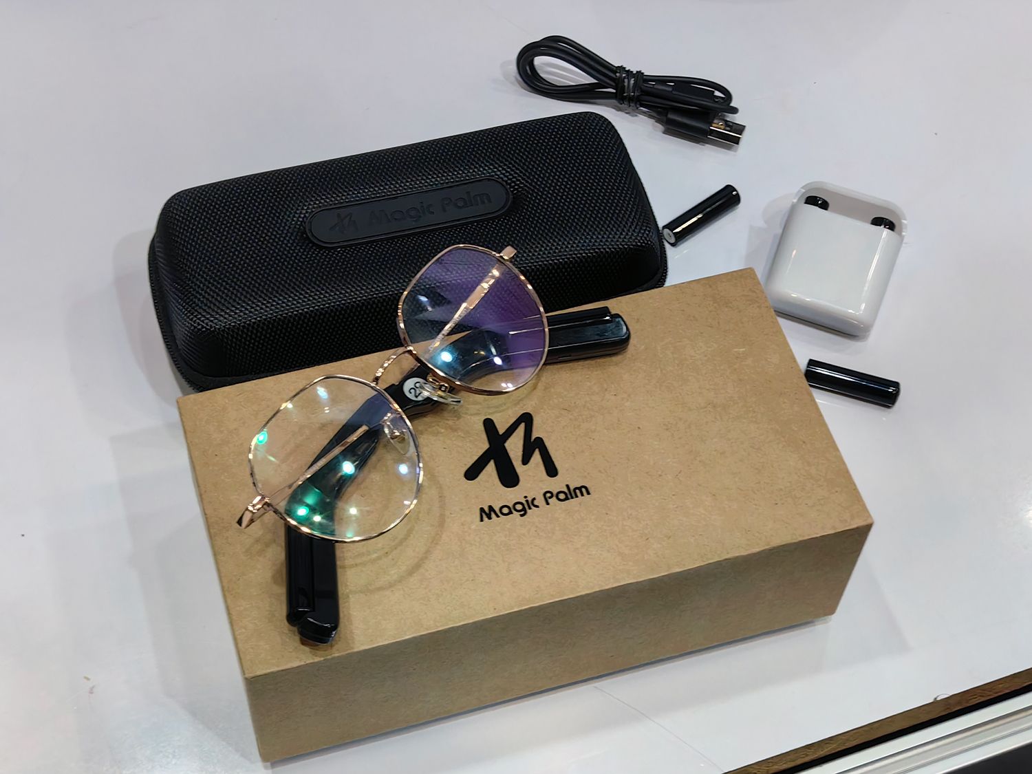 パッケージにはバッテリーが4本付属。ケースなどもついている