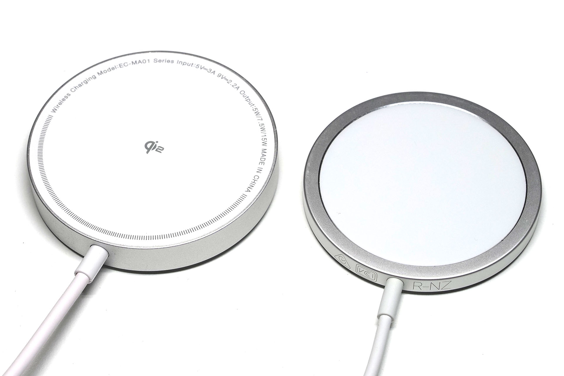 左がエレコム「EC-MA01SV」で、右がApple純正MagSafe充電器。サイズ感がけっこう違うのであった。しかしどちらでもiPhoneを15W充電できる。
