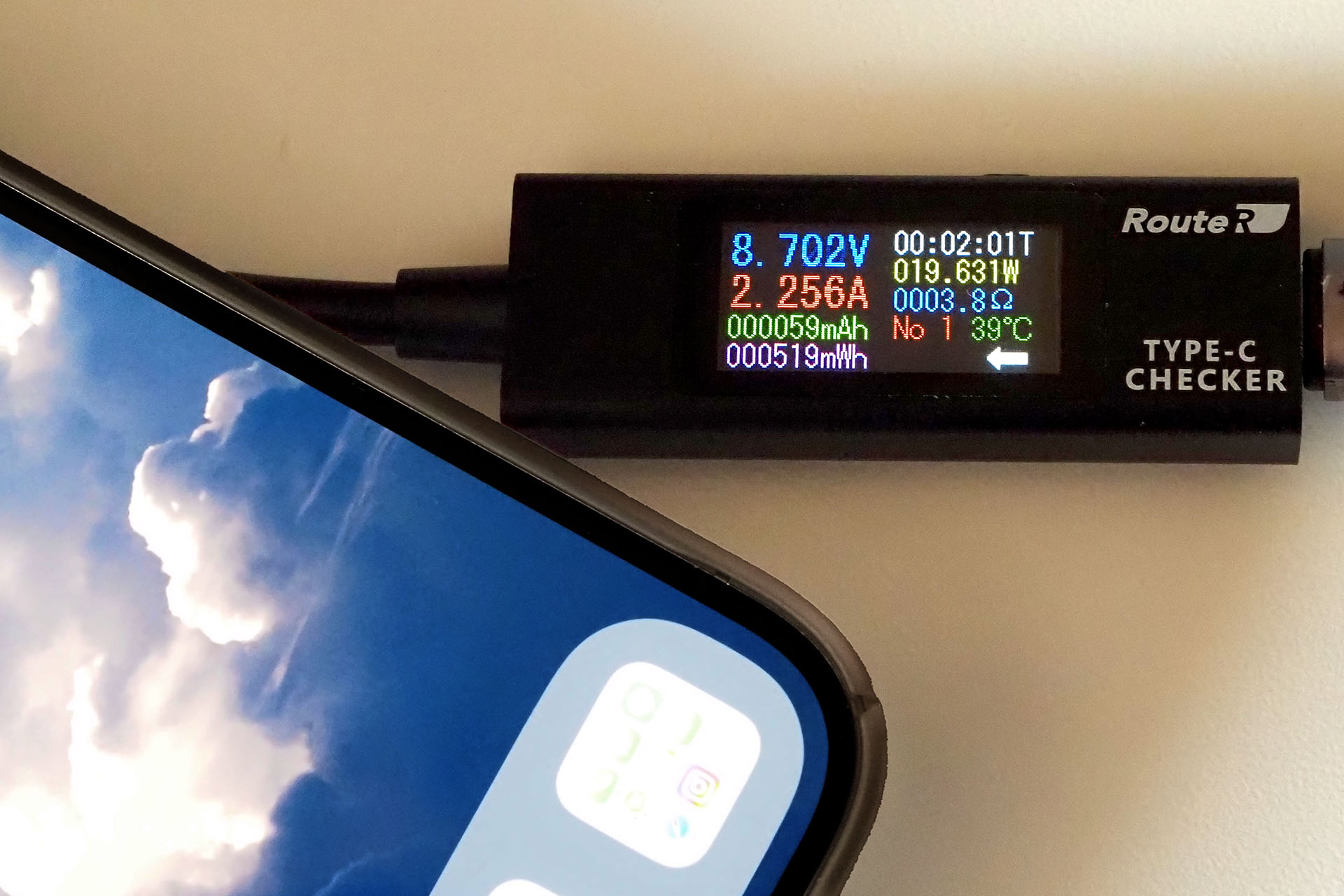 エレコムのQi2充電器でiPhoneを充電中。急速充電中は18〜19Wくらいの電力で充電される。これはApple純正MagSafe充電器でも同様だ。よっしゃ！
