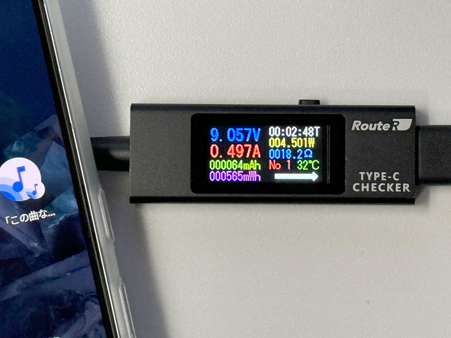 余談だが、こちらはエレコムのQi2充電器でGoogle Pixel 8 Pro（Qi2非対応/Qiのみ対応）を充電中。Qi2充電器だとナゼか5W程度の充電になってしまう。低速充電？　Qi2にはデバイスと充電器の間でわりと高度なネゴシエーションが行われているそうだが、もしかすると「端末がQi2対応じゃないから安全策で最小の出力で充電するニャ」と充電器側が判断して出力を抑えているのかもしれないが、そのあたりについて俺は寡聞にして知らニャい。