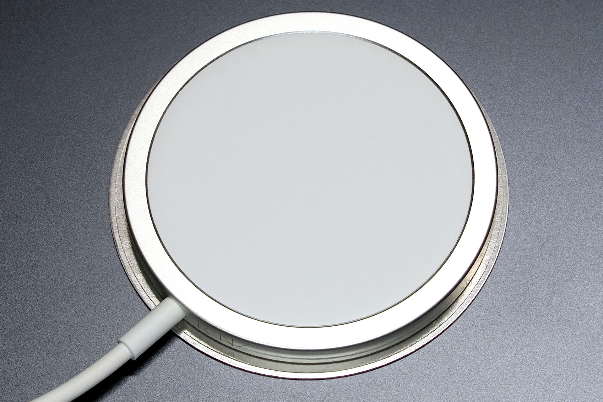 プレートは粘着剤付きで、Apple純正MagSafe充電器の「充電できない面」に貼り付けた。プレートのフチがちょっとはみ出てしまう。