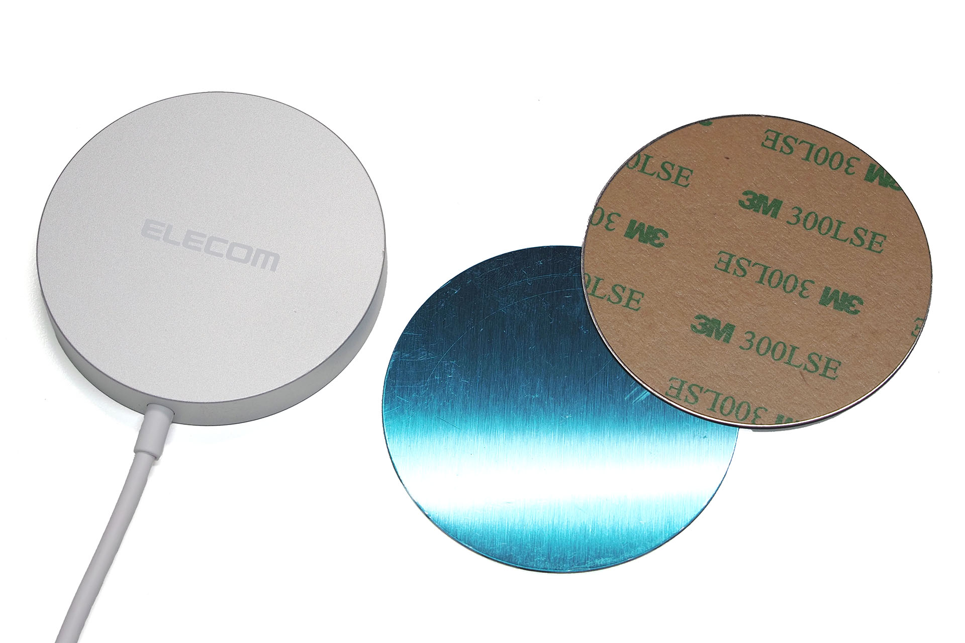 エレコムのQi2充電器と丸いスチールプレートのサイズはほぼ同じ。
