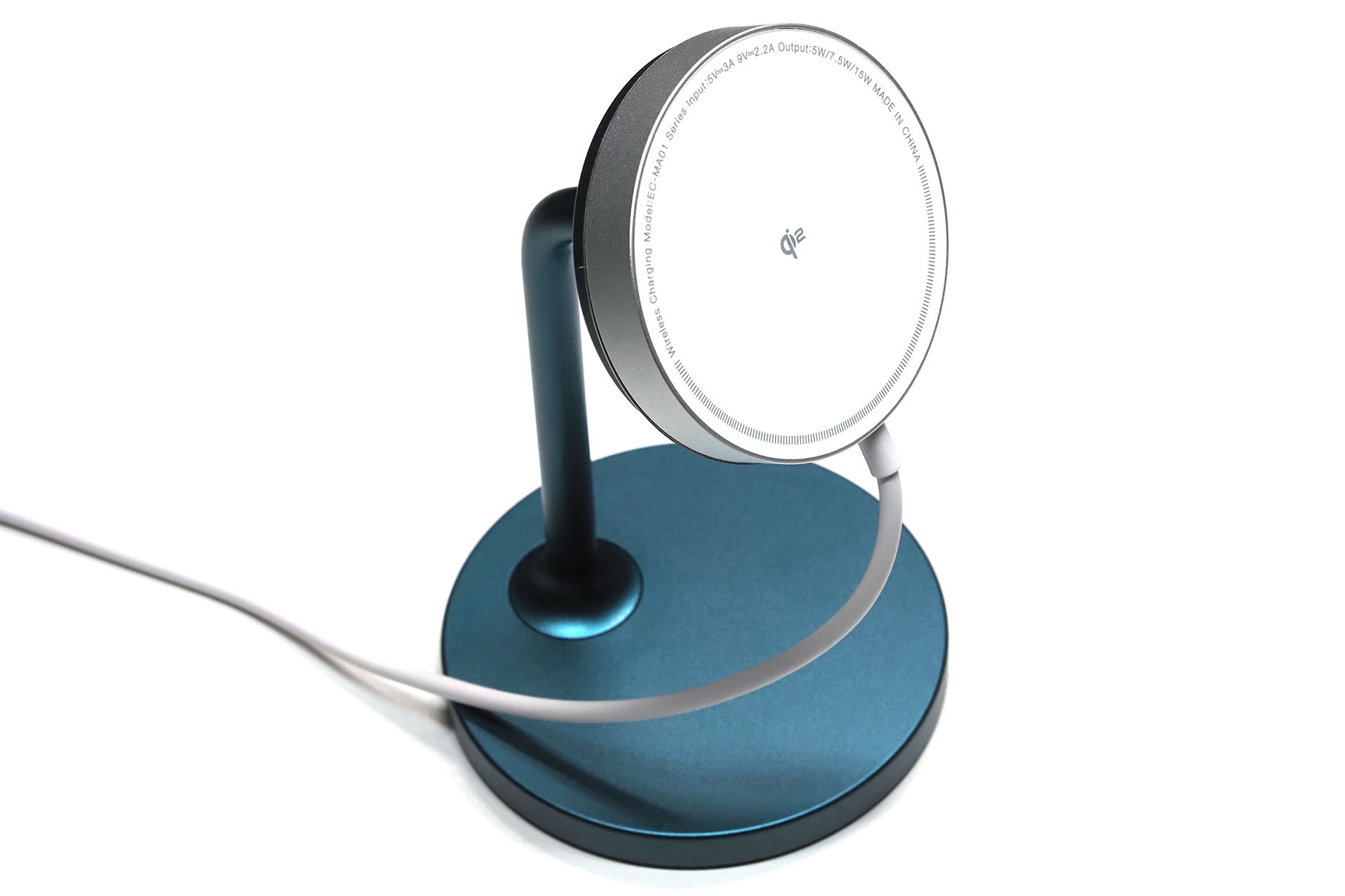 エレコムのQi2充電器がMagSafeスマートフォンスタンドに吸着できるようになった。