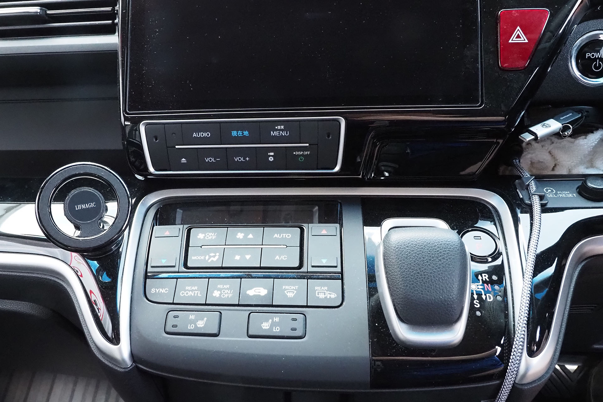 クルマのコンソール中央左側にMagSafeスマートフォンスタンドを取り付けている。