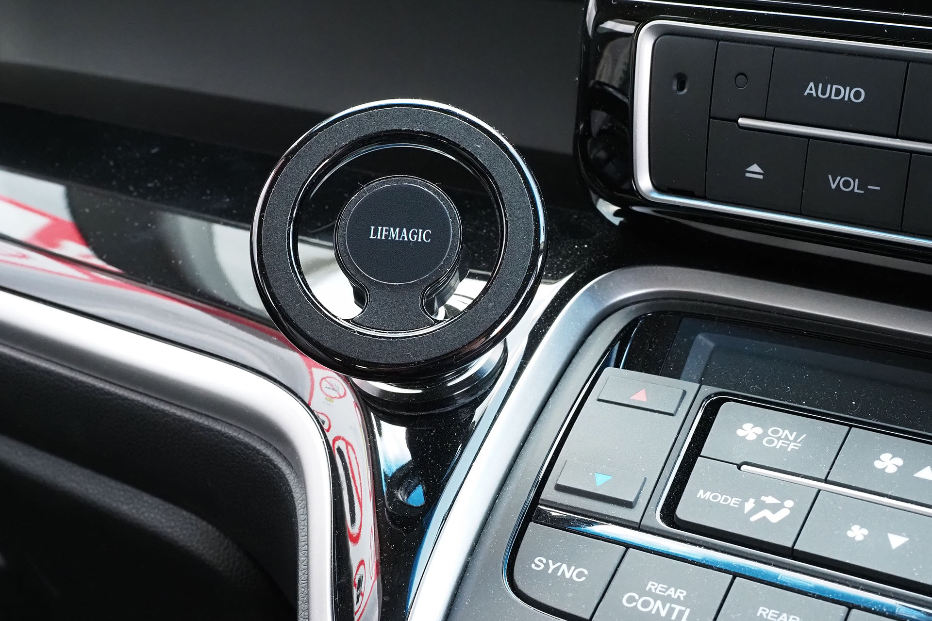 MagSafeでマグネット吸着するだけのスタンドだ。