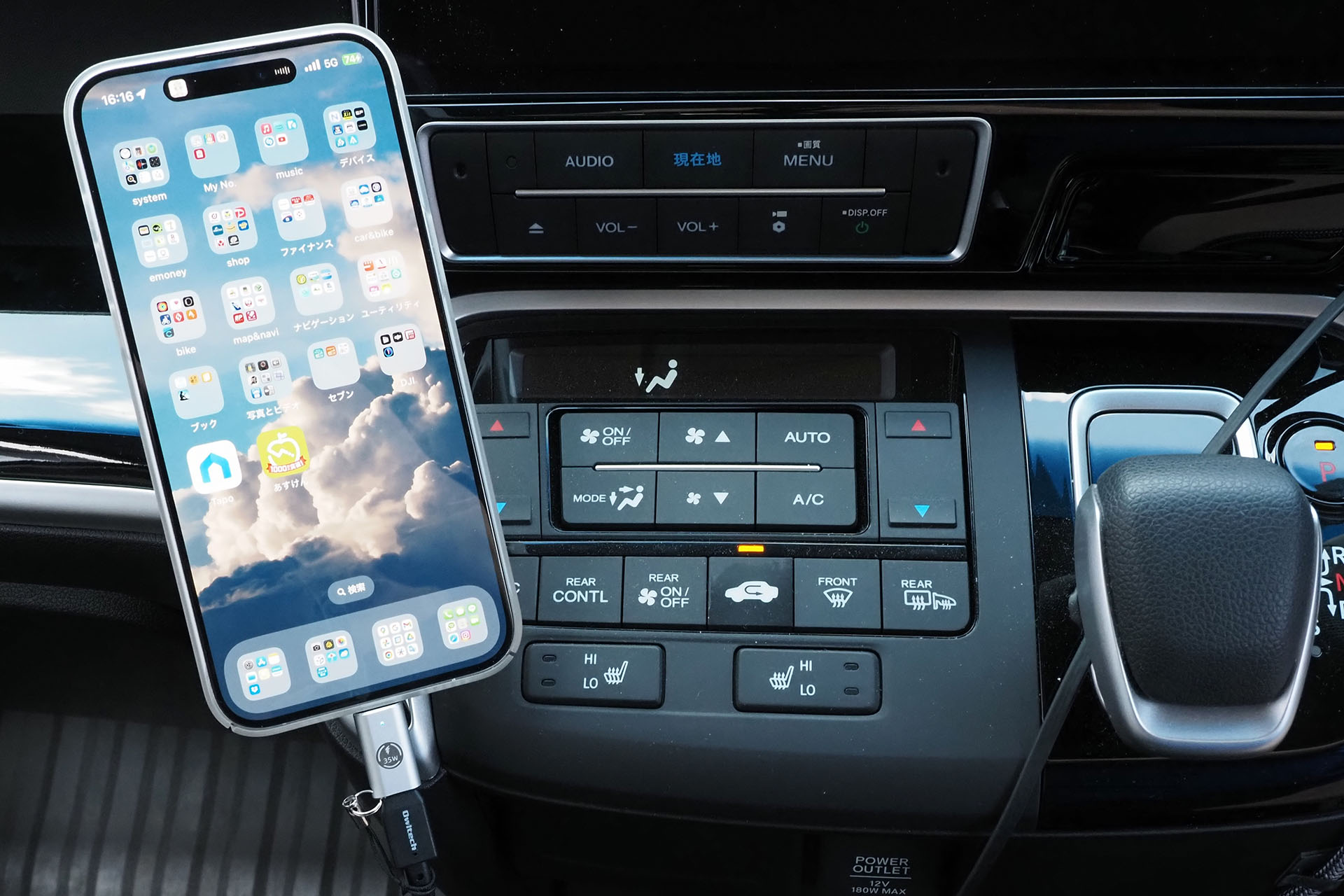 こんな感じでiPhoneを吸着。充電は有線で行っている。