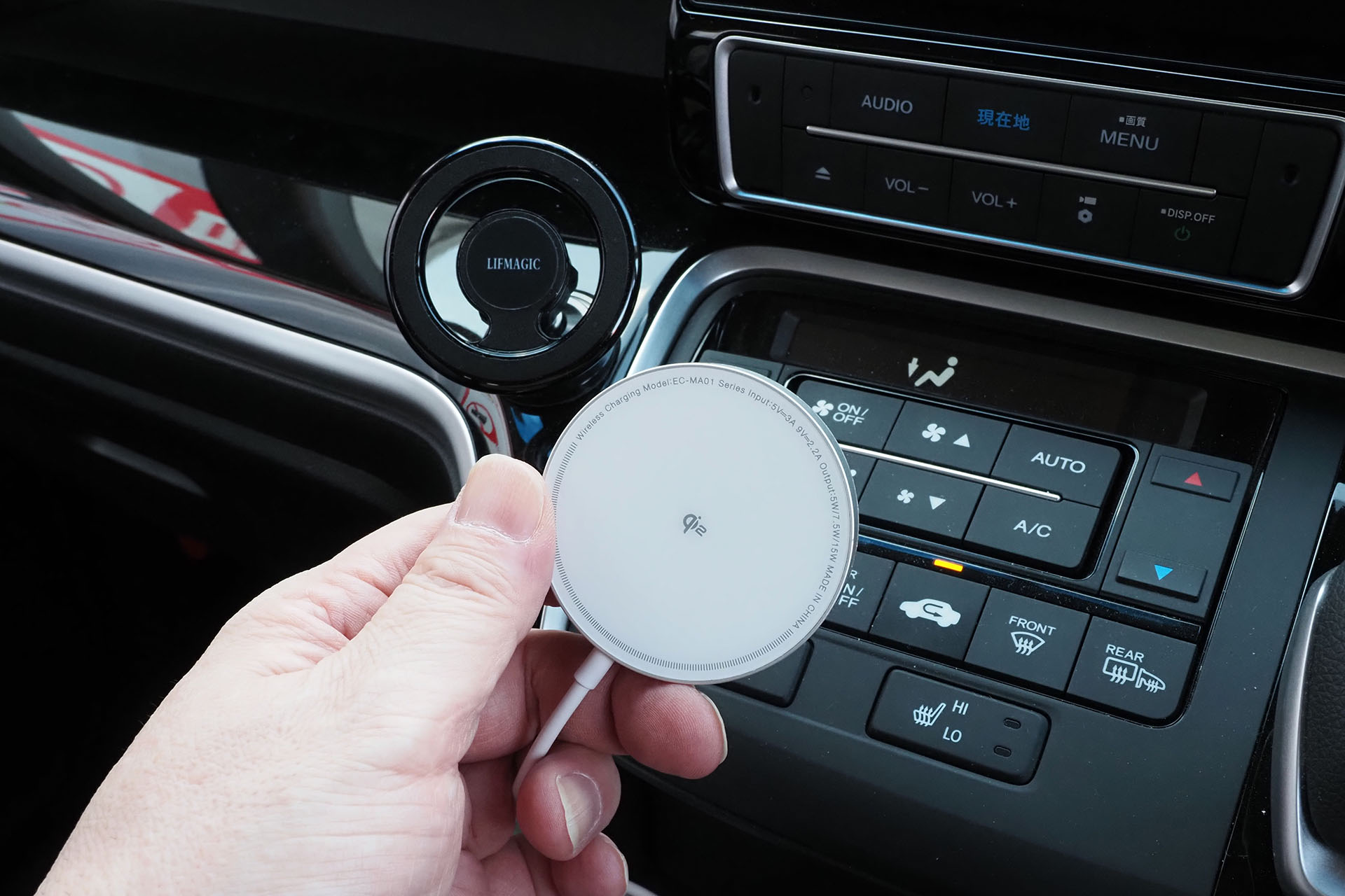 そのMagSafeスタンドに、先ほどスチールプレートを貼ったエレコムのQi2充電器を……。