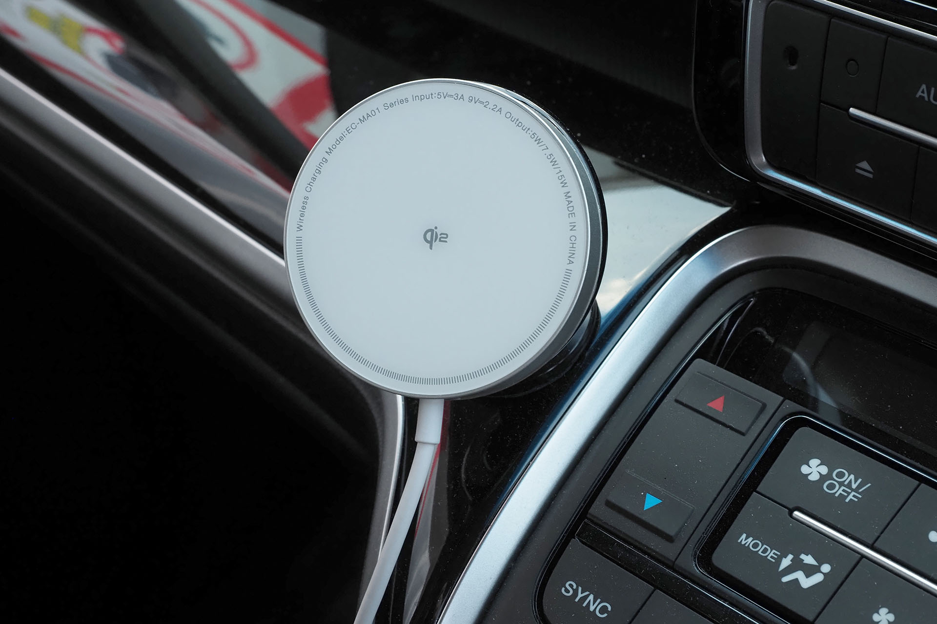 MagSafe吸着でセーット!!!　充電器ケーブルは車内の給電ポートにセーット!!!