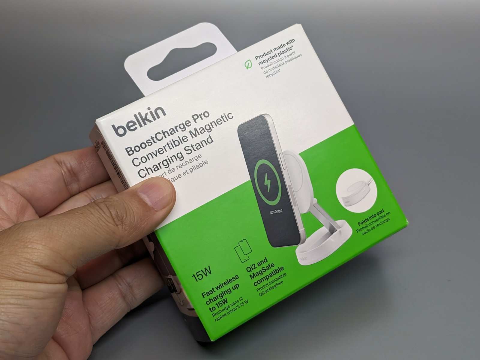 製品パッケージ。今回紹介するホワイトのほかブラックもある