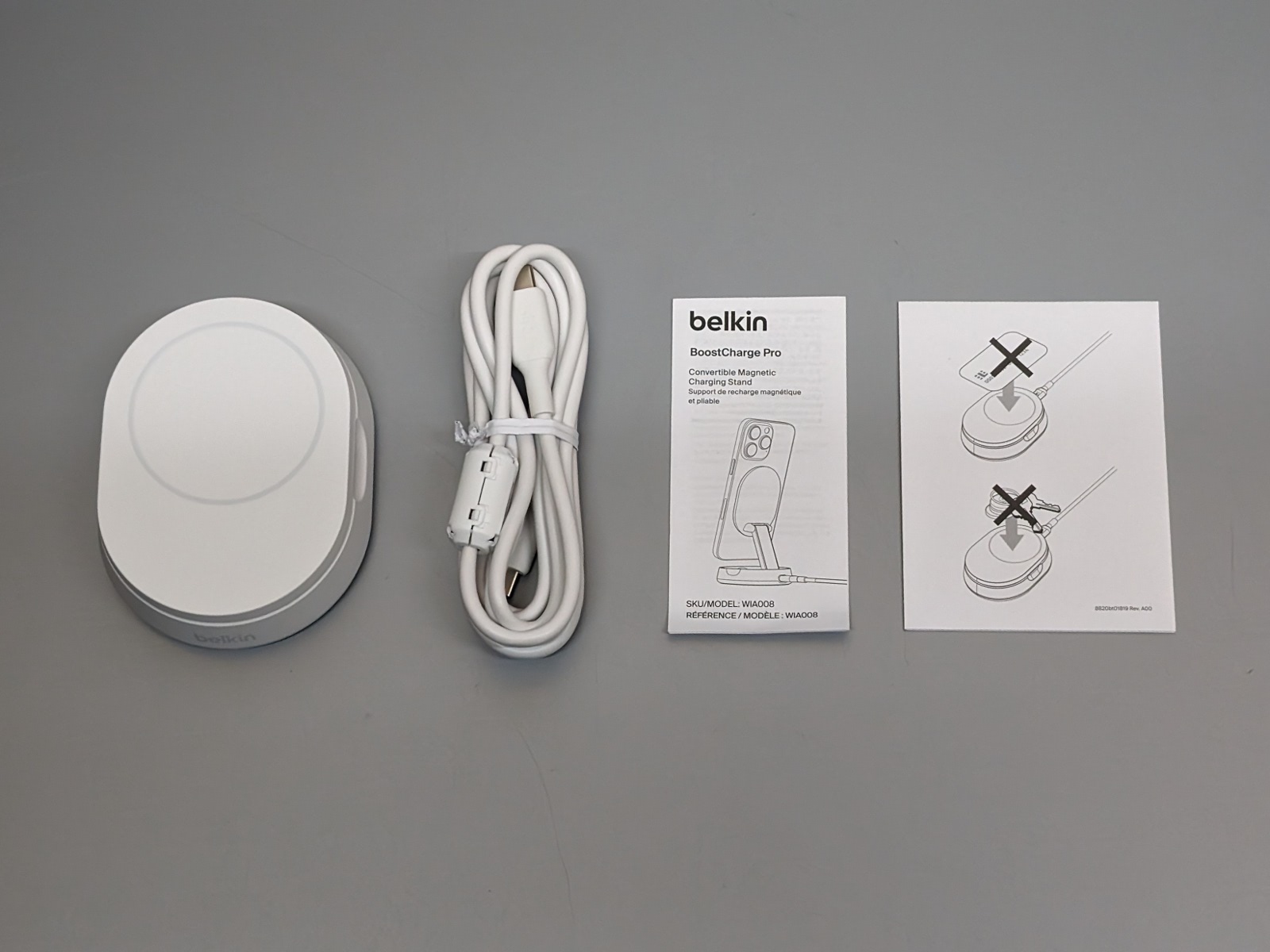 同梱品一覧。充電ケーブル以外は取説のみとシンプルな構成。AC充電器は付属しない