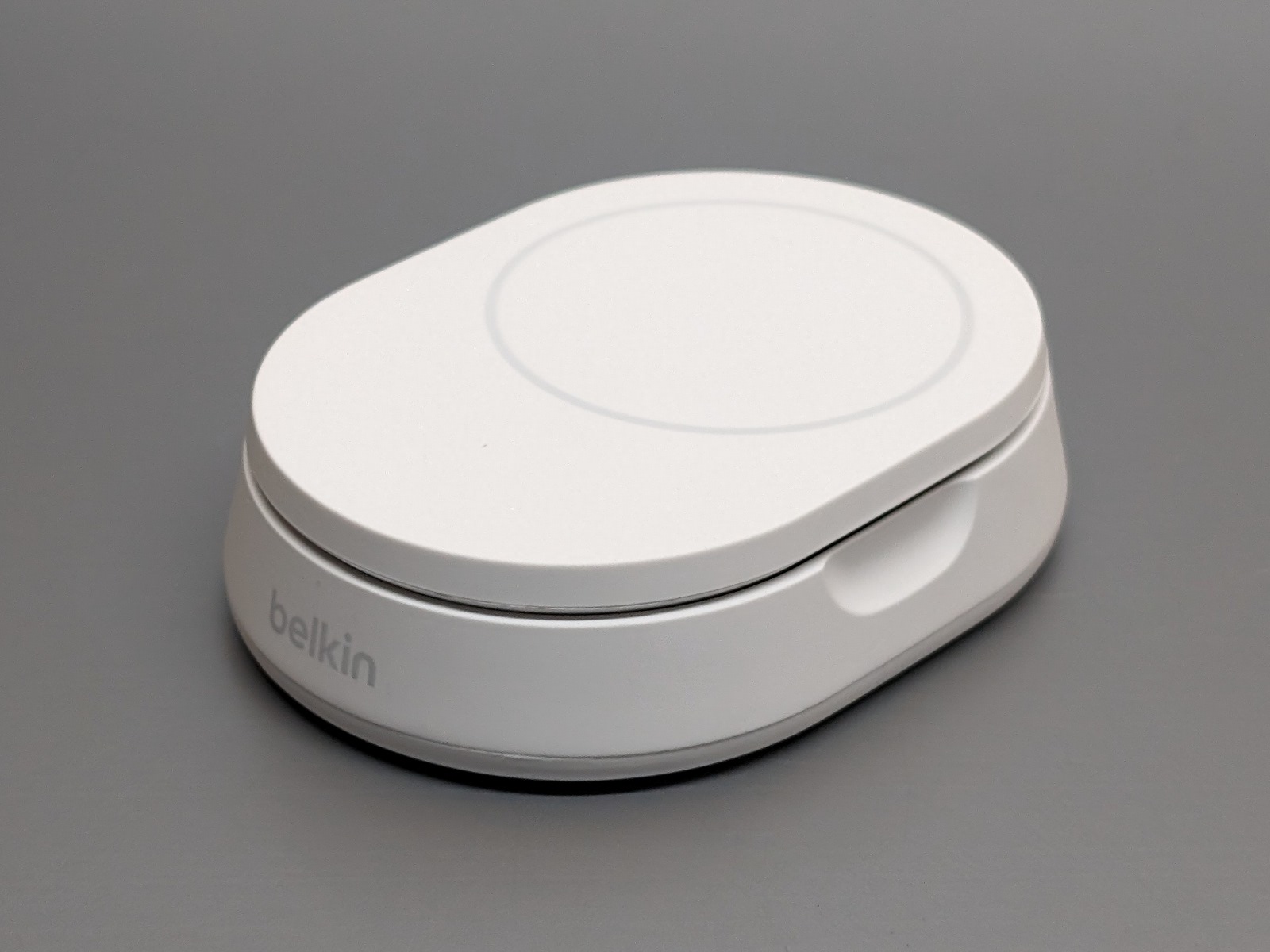 本体。これは平置きで使うための状態。厚みはややある