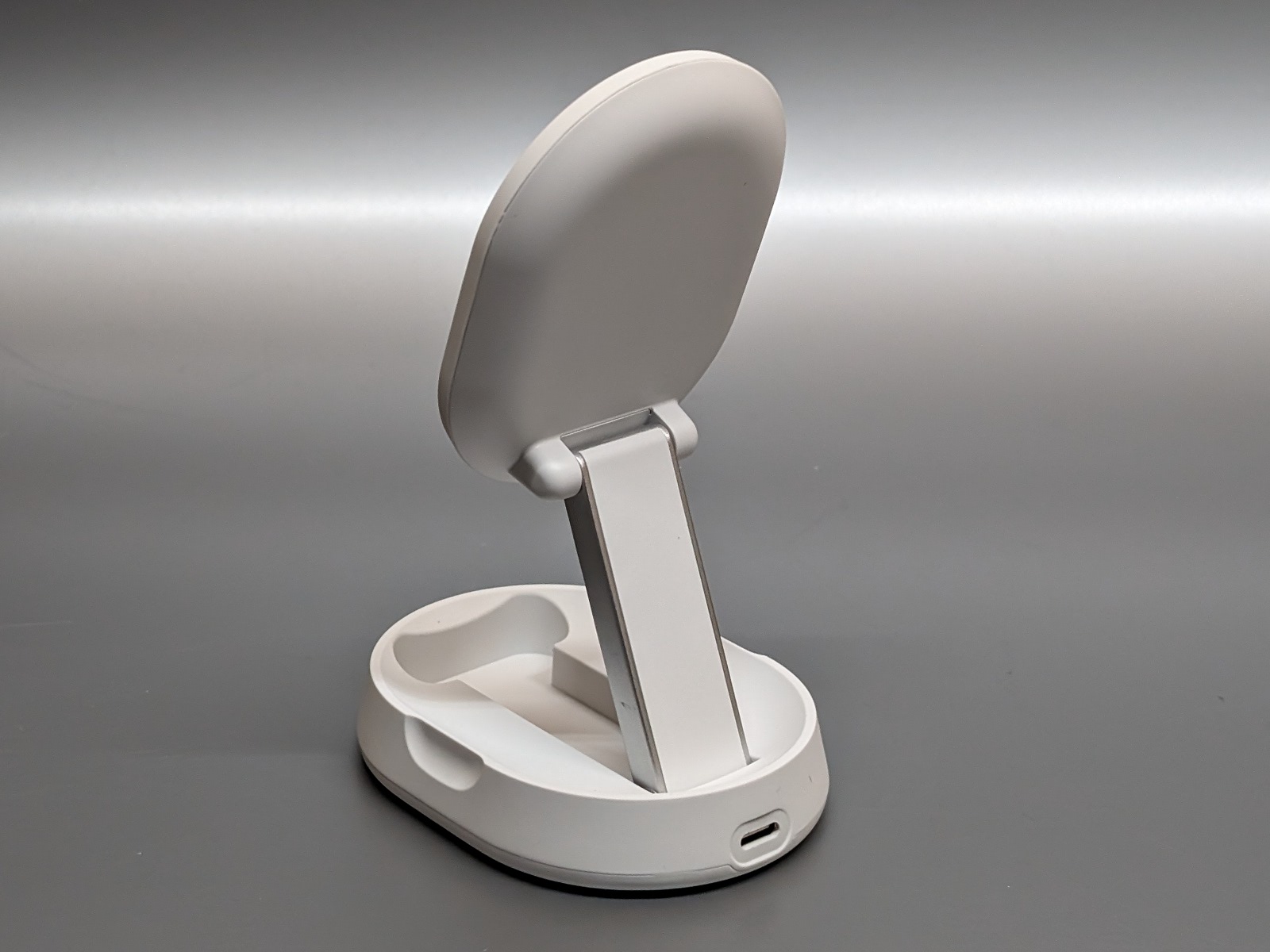 後方から見たところ。角度調節も容易だ