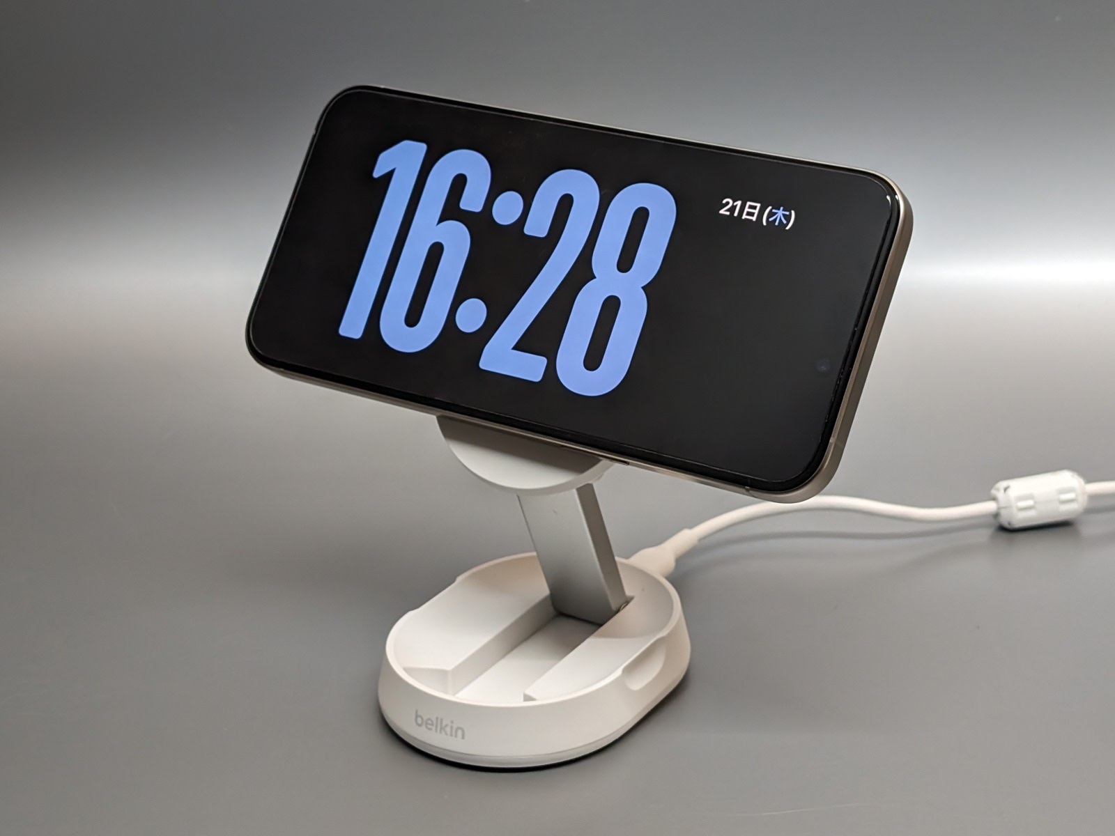 立てた状態で充電中。このようにiPhoneのスタンバイ機能にも対応する