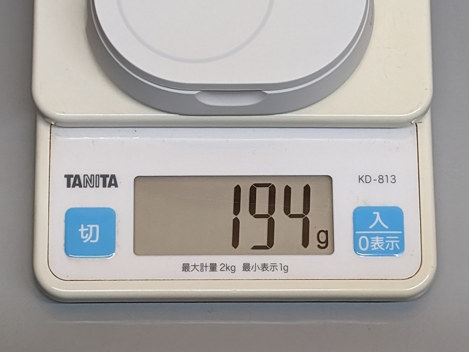 重量は194gとスマホおよそ1台分。厚みもあり持ち歩きにはやや不向き