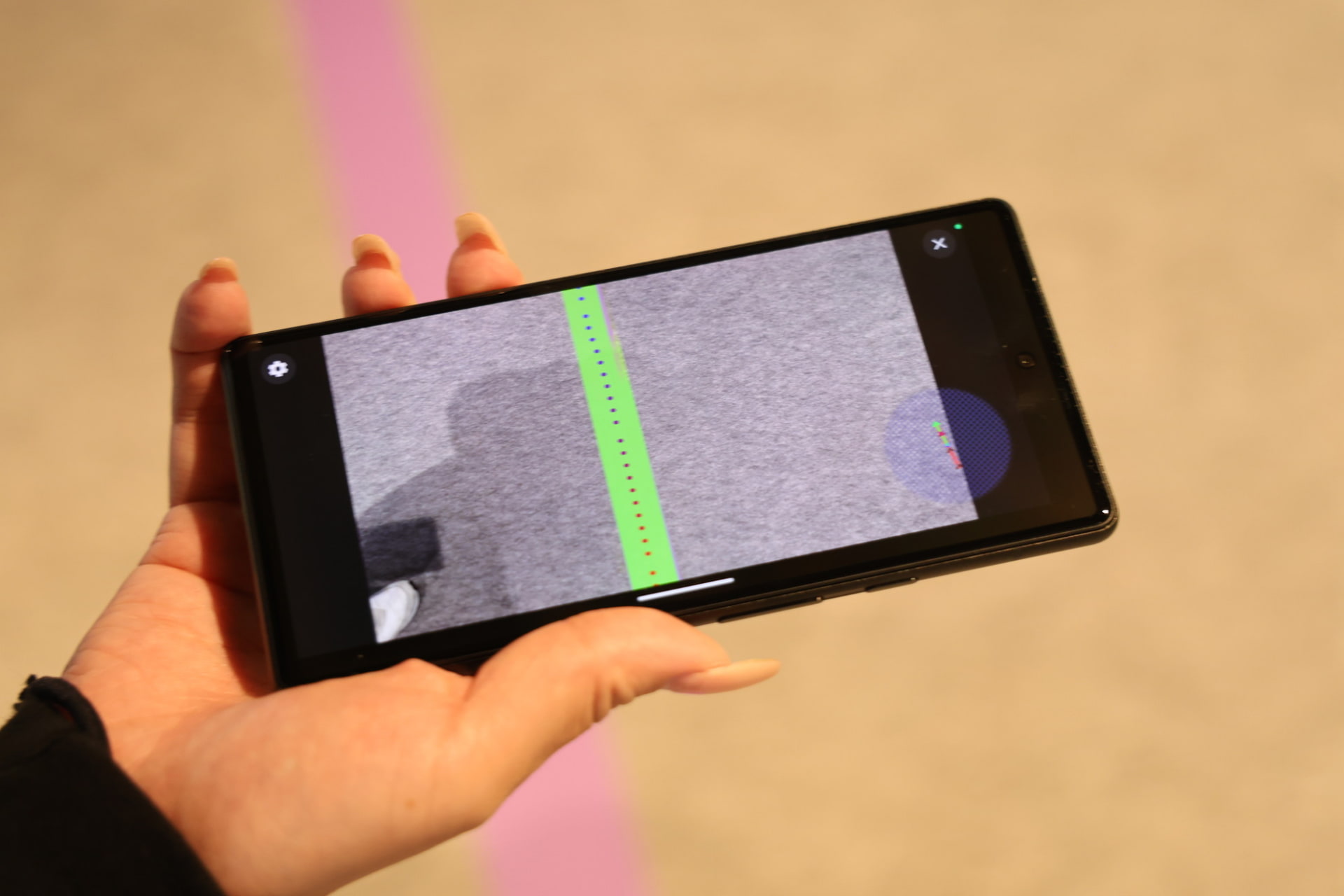 スマートフォンのカメラで地面のラインを読み込み、ユーザーがラインの上を進めるように音で誘導する機能。ラインから外れるとラインのある方向の誘導音が大きくなり、カメラからラインが見えなくなると止まるように警告する