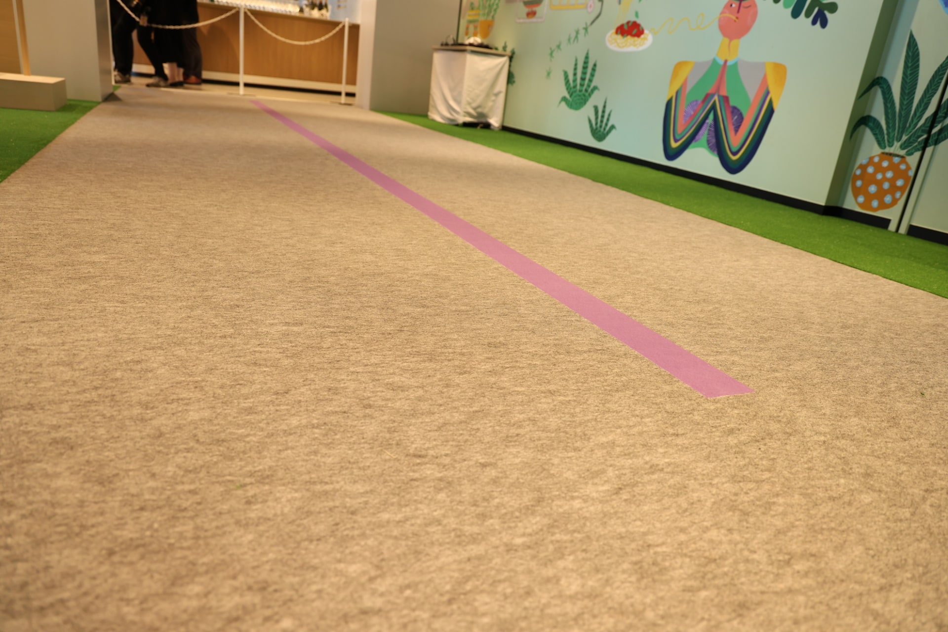 スマートフォンのカメラで地面のラインを読み込み、ユーザーがラインの上を進めるように音で誘導する機能。ラインから外れるとラインのある方向の誘導音が大きくなり、カメラからラインが見えなくなると止まるように警告する