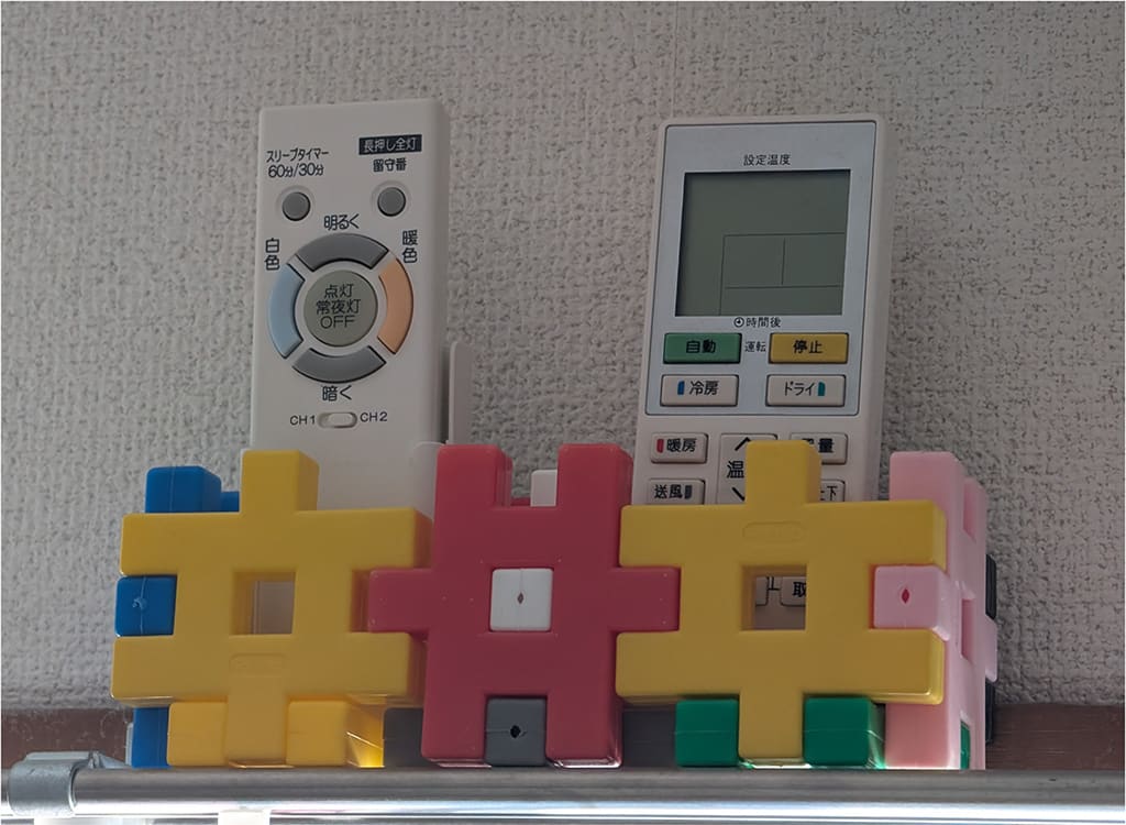 リモコンは基本的に子どもが触ることがない場所に置いてある（写真はカーテンレールの上に設置した例）