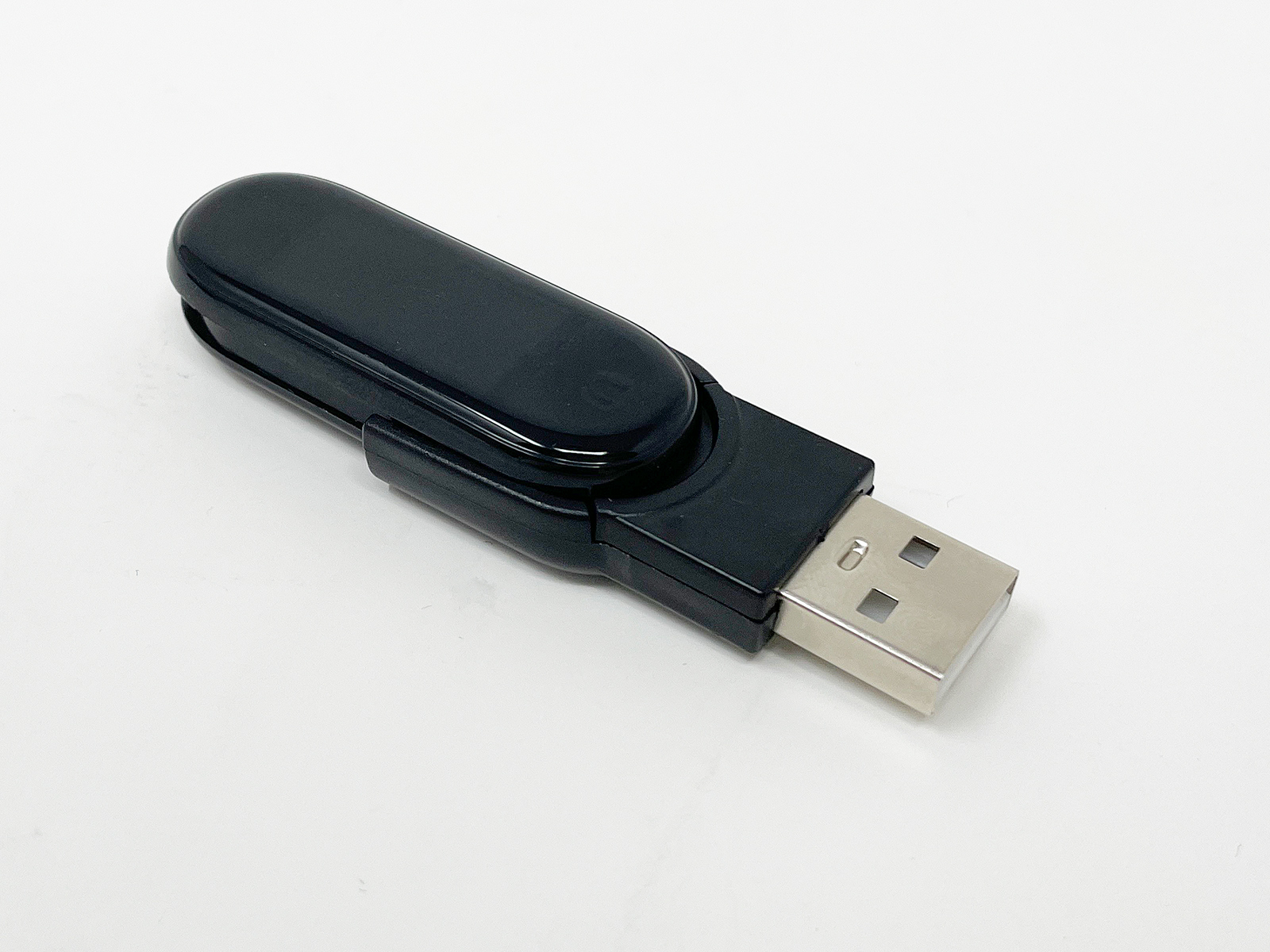 充電は専用のUSB充電器を用います。電池の保ちは実測で1週間くらいの印象です。