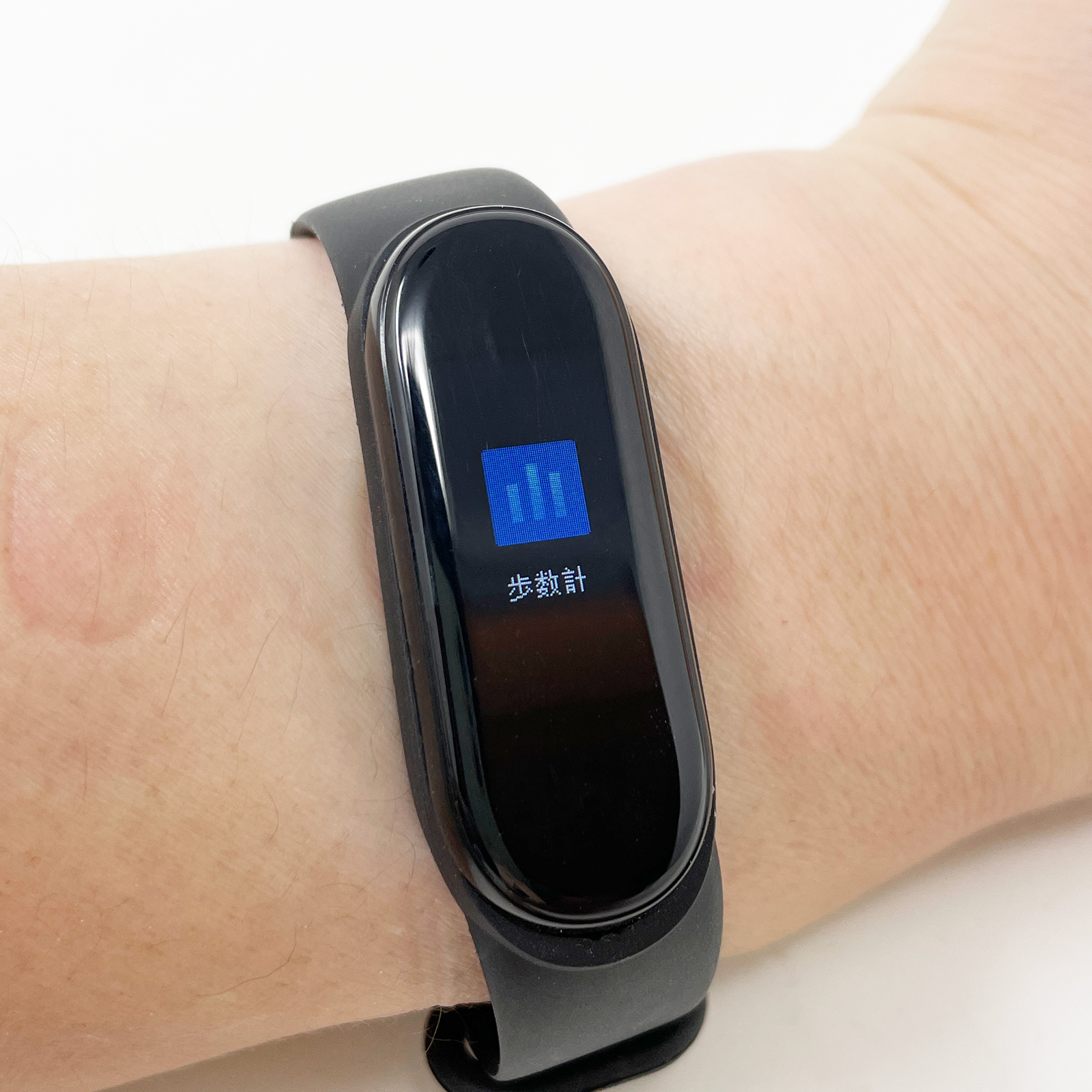 ヘッドの下部をタップしてメニューを切り替え。各メニューに入るには下部を長押しするという独特の操作方法です。