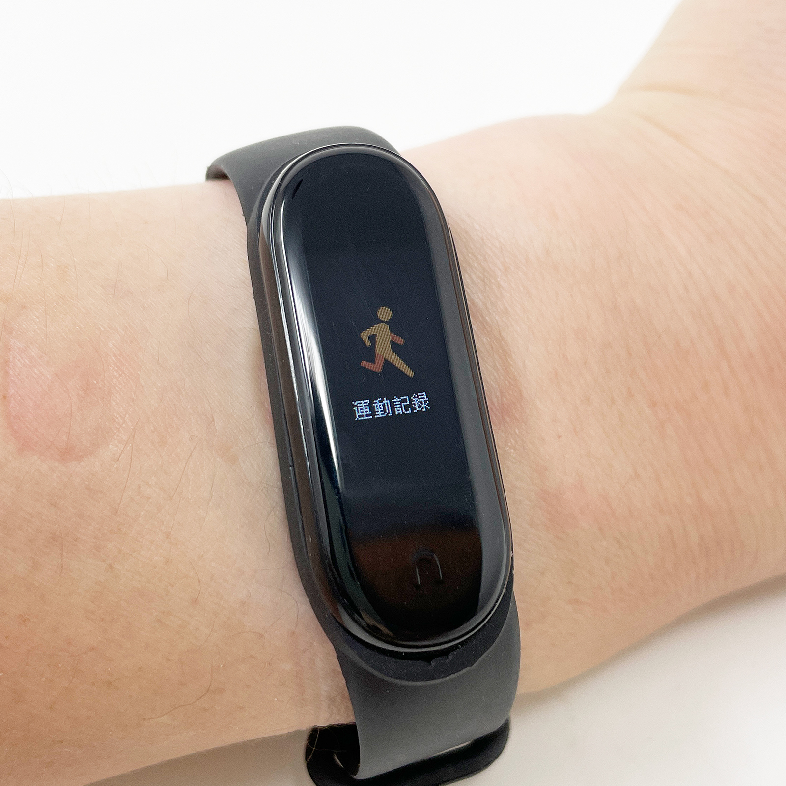 ヘッドの下部をタップしてメニューを切り替え。各メニューに入るには下部を長押しするという独特の操作方法です。