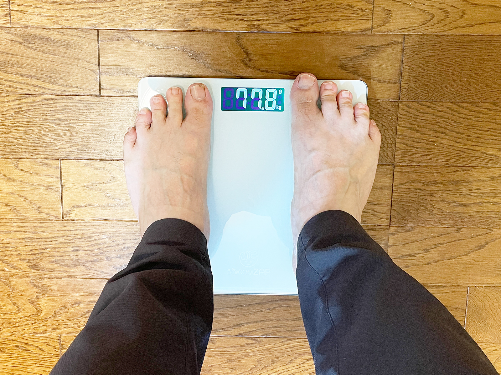 普通に乗ると体重だけが計測されます。アプリを使わない場合は単なる体重計として使えます。