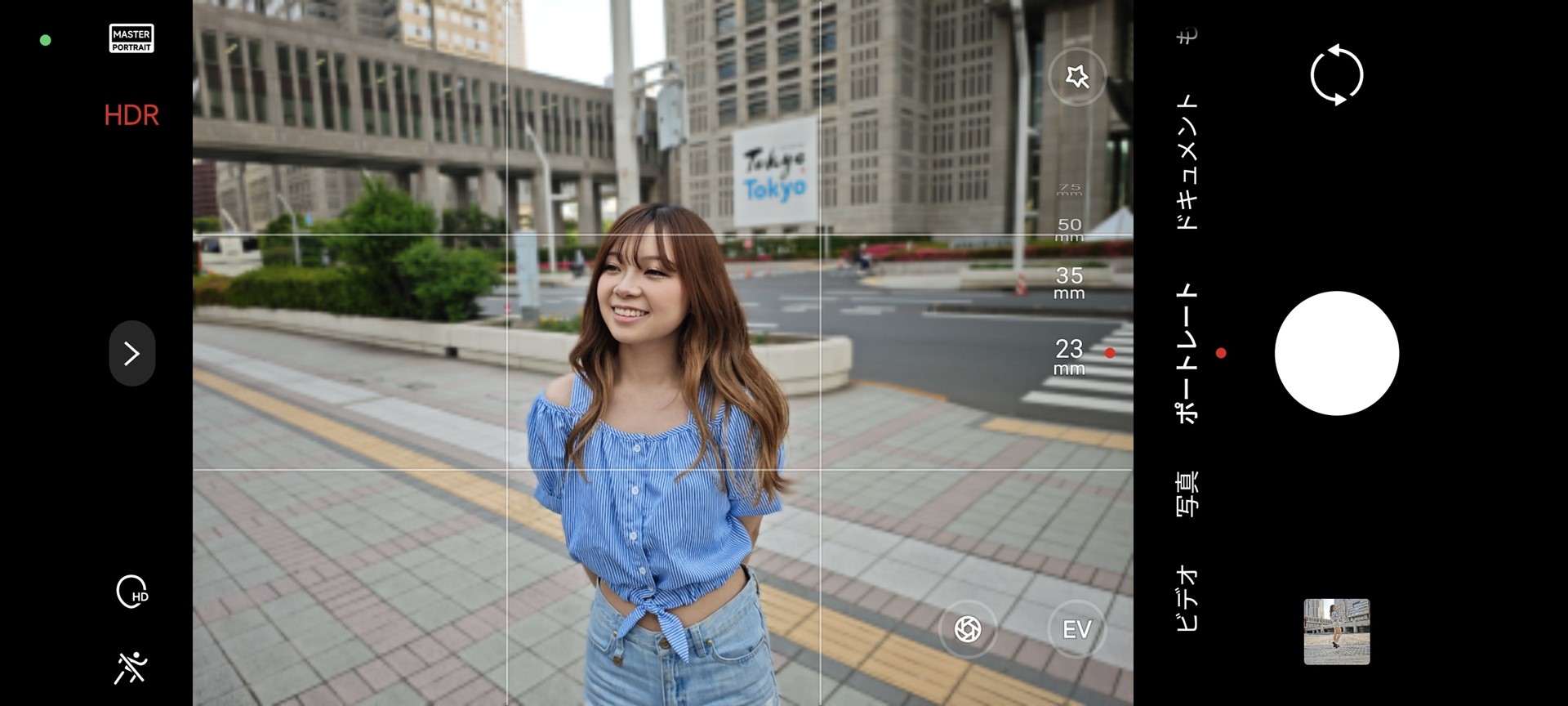 撮影モードでポートレートを選ぶと、［23mm］［35mm］［50mm］［75mm］が表示され、焦点距離を選ぶことができる