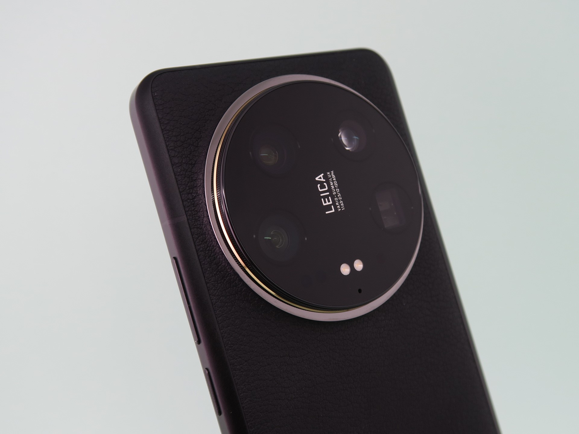 背面のカメラ部は向かって左上がメインカメラ（23mm）、その下が超広角カメラ（12mm）、右上が望遠カメラ（75mm）、右下がペリスコープカメラ（120mm）という構成。