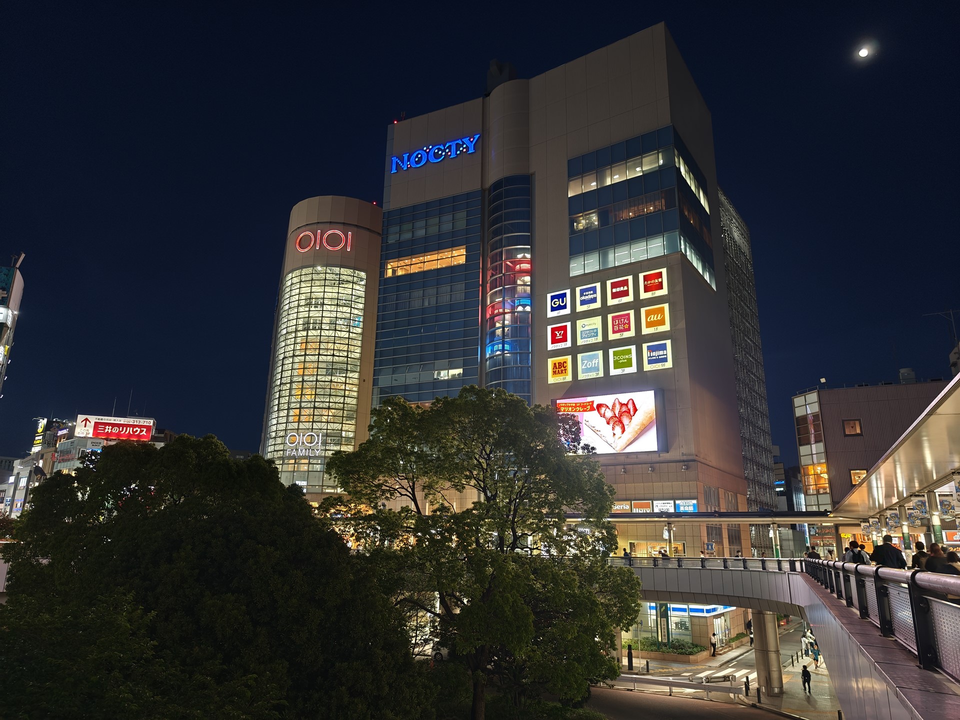 夜景のビルを撮影。中央奧の円柱状の建物の内側もきれいに撮影できている