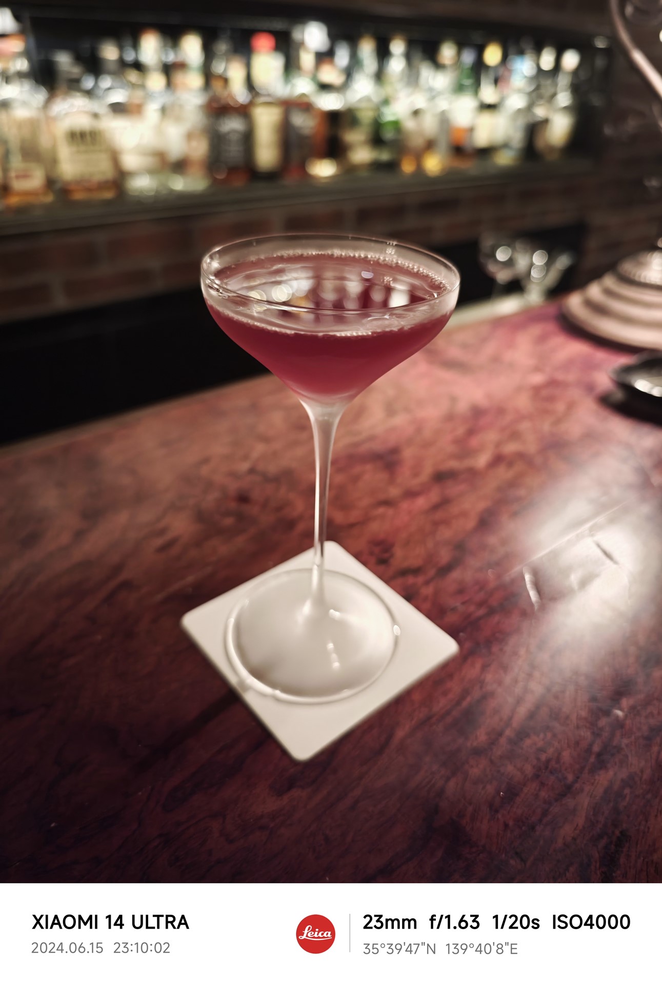 いつもの薄暗いバーで撮影