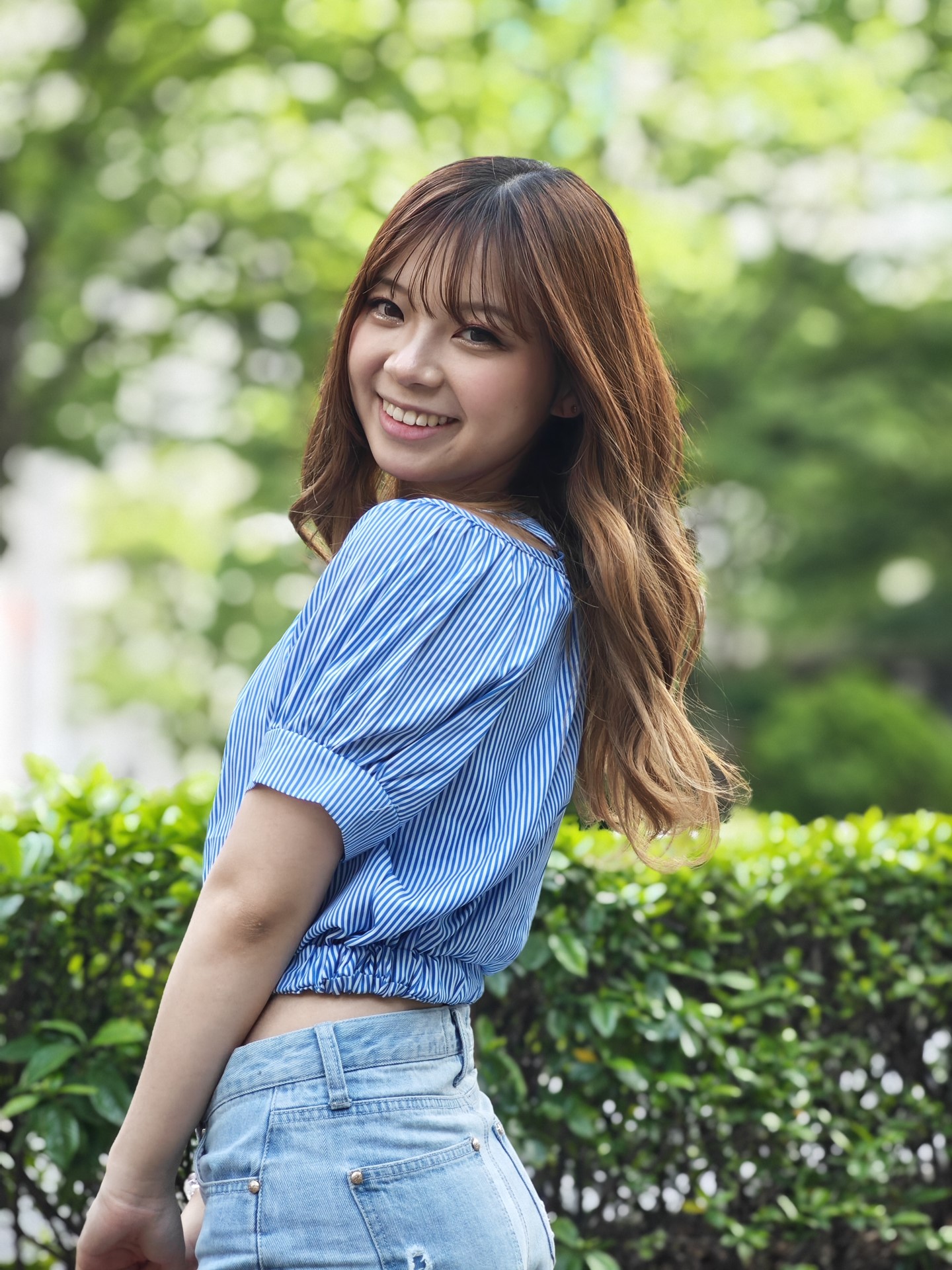 ポートレートで撮影。背景は自然なボケ。モデル：望月ゆうり（X（旧Twitter）：<a href="https://x.com/Tiara00107">@Tiara00107</a>、<a href="https://www.instagram.com/mochi.yuri_/">Instagram：@mochi.yuri_</a>、所属：<a href="http://bonbon-famin.com/">ボンボンファミン・プロダクション</a>）