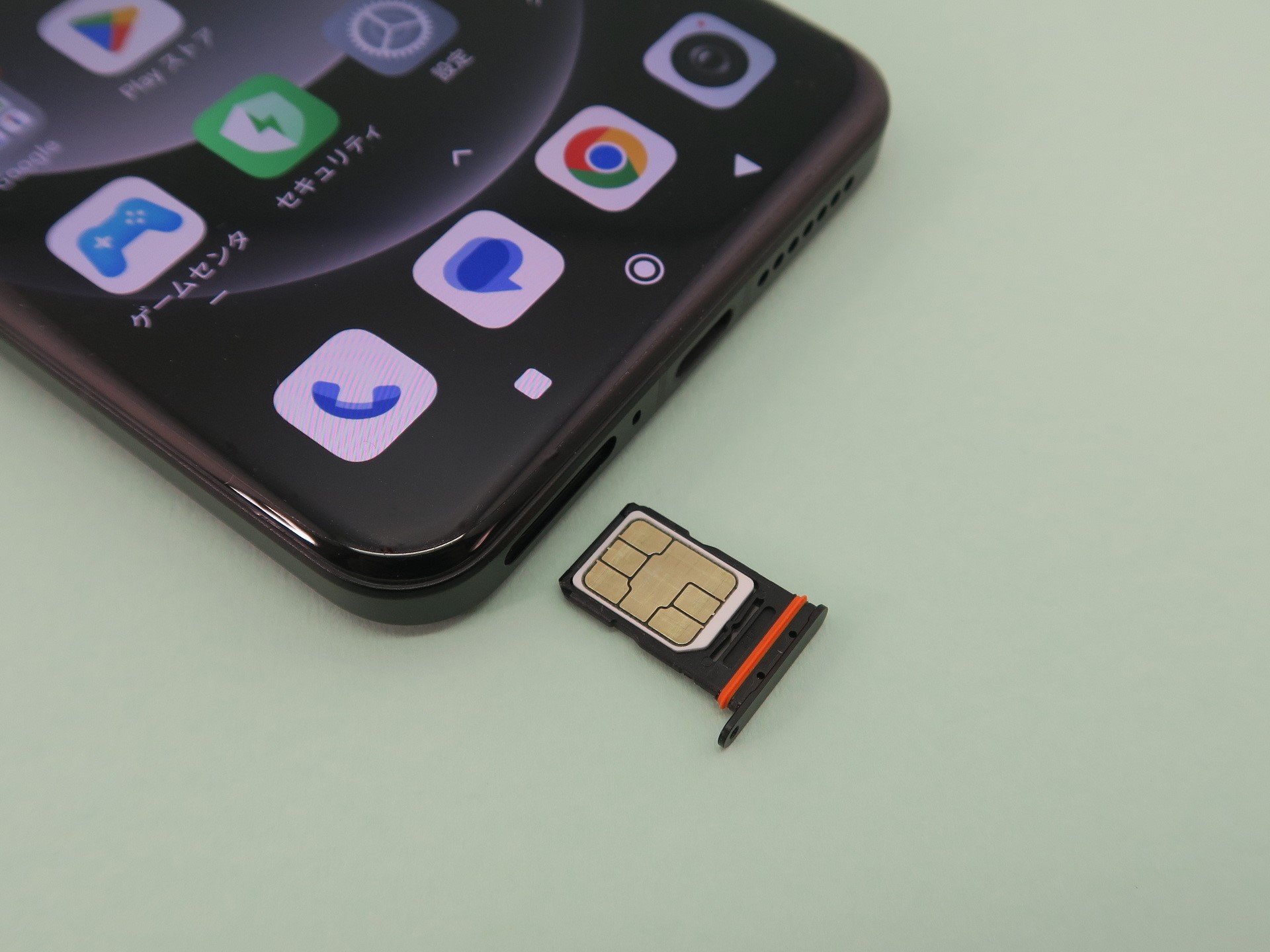 本体下部にはピンで取り出すタイプのSIMカードスロットを備える。SIMカードトレイの表裏にnanoSIMカードを装着可能。eSIMには対応していない