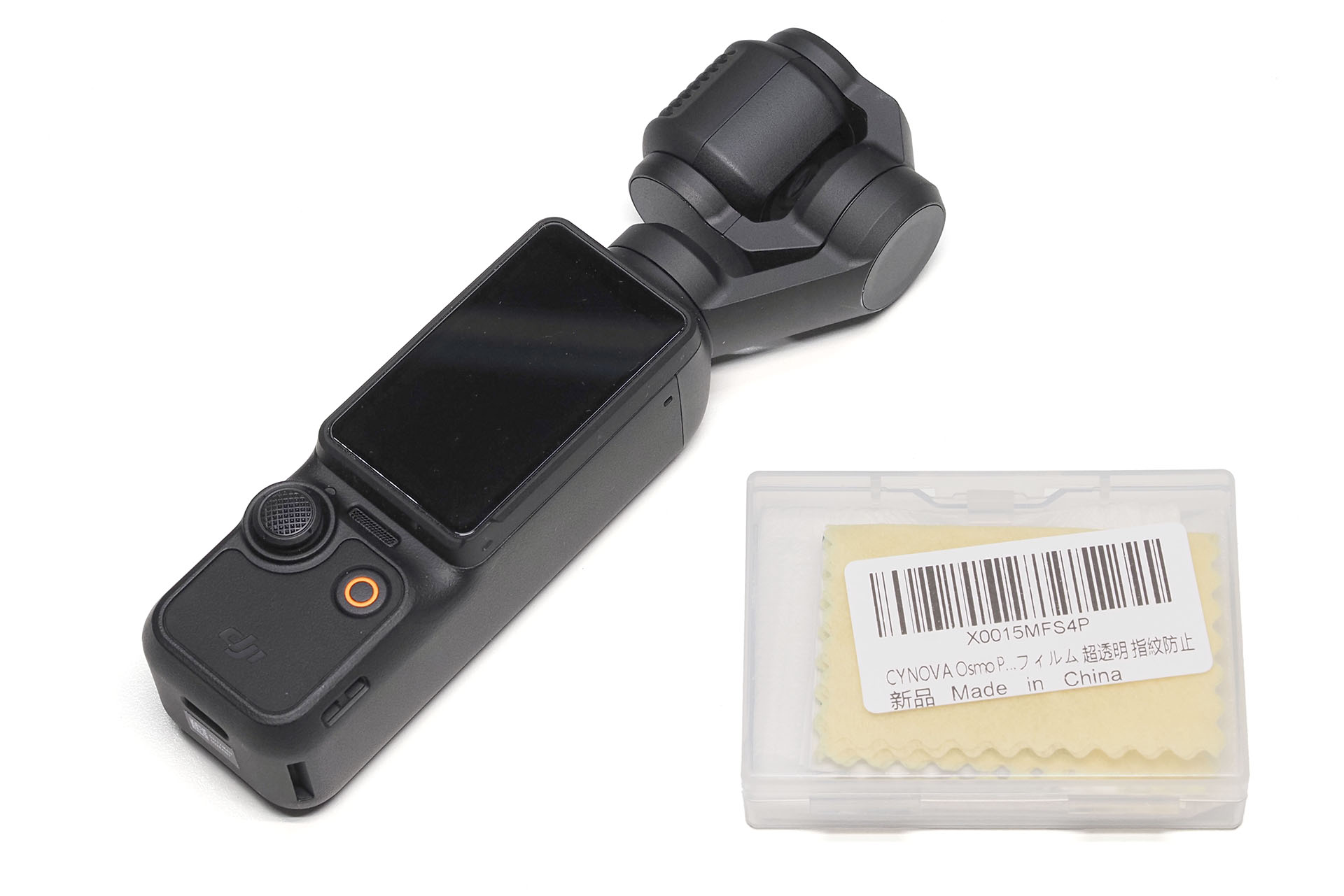 Osmo Pocket 3の画面にガラスフィルムを貼って画面保護。Osmo Pocket 3は画面操作を多用するのでしっかり保護。CYNOVAブランドのガラスフィルムは貼りやすくタッチ操作に違和感もない。なお、レンズ保護フィルムは微妙に画質が落ちるだろーなーと思って貼っていない。Osmo Pocket 3の電源をオフにすると、指などで表面を触れられない方向にレンズが向き、その位置をある程度保つから、電源オフ時にレンズが傷つきにくい。というのもあってレンズ保護フィルムは貼っていない。