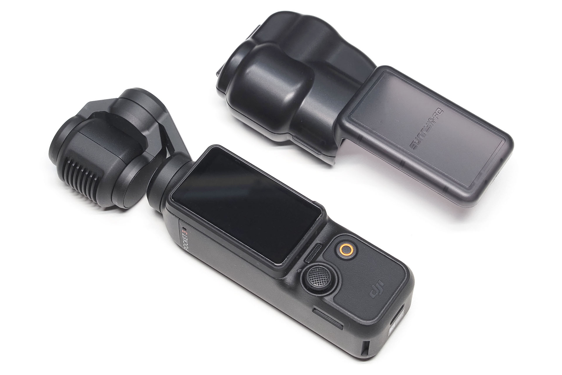 Osmo Pocket 3のジンバルカメラ部とディスプレイ部を覆う硬質プロテクターケースだ。Taoricupから買ったが、ブランドロゴがSunnylifeとある。