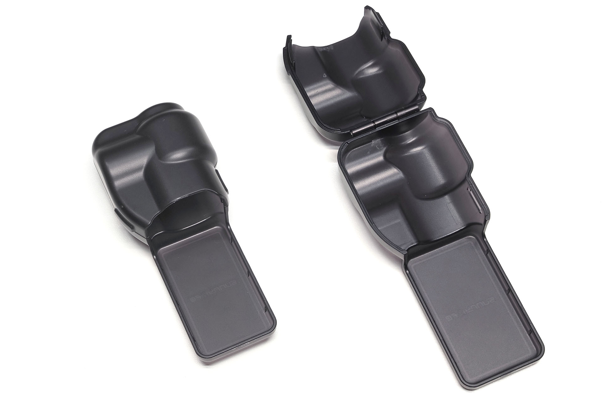 ケース上部のヒンジで開閉する。パチンという感触とともにしっかり閉じ開きする。