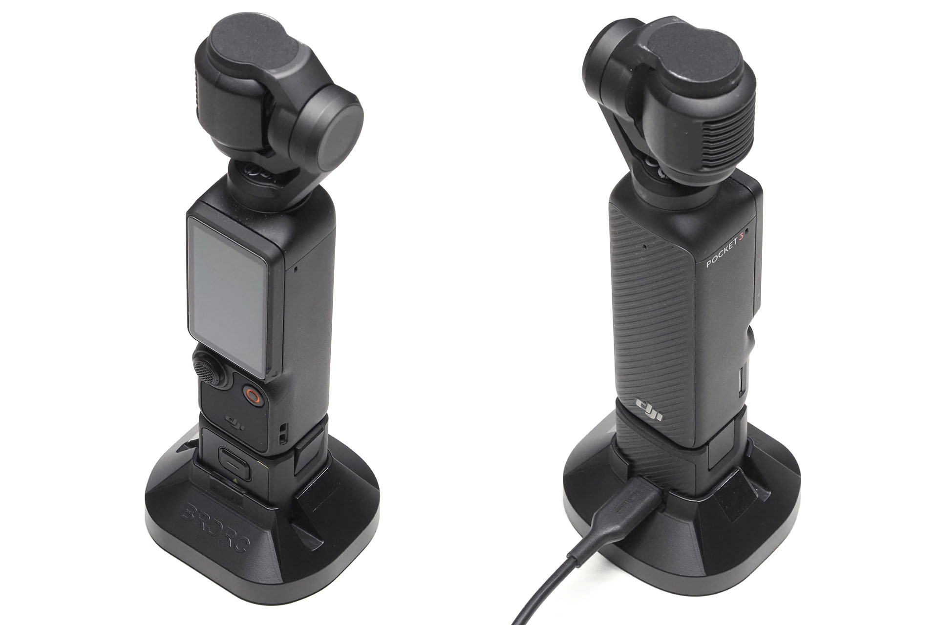 Osmo Pocket 3に付属する「Osmo Pocket 3 ハンドル（1/4インチ ねじ穴付き）」とOsmo Pocket 3を組み合わせた状態でセットすると、台座に乗せたままOsmo Pocket 3の充電が可能だ。