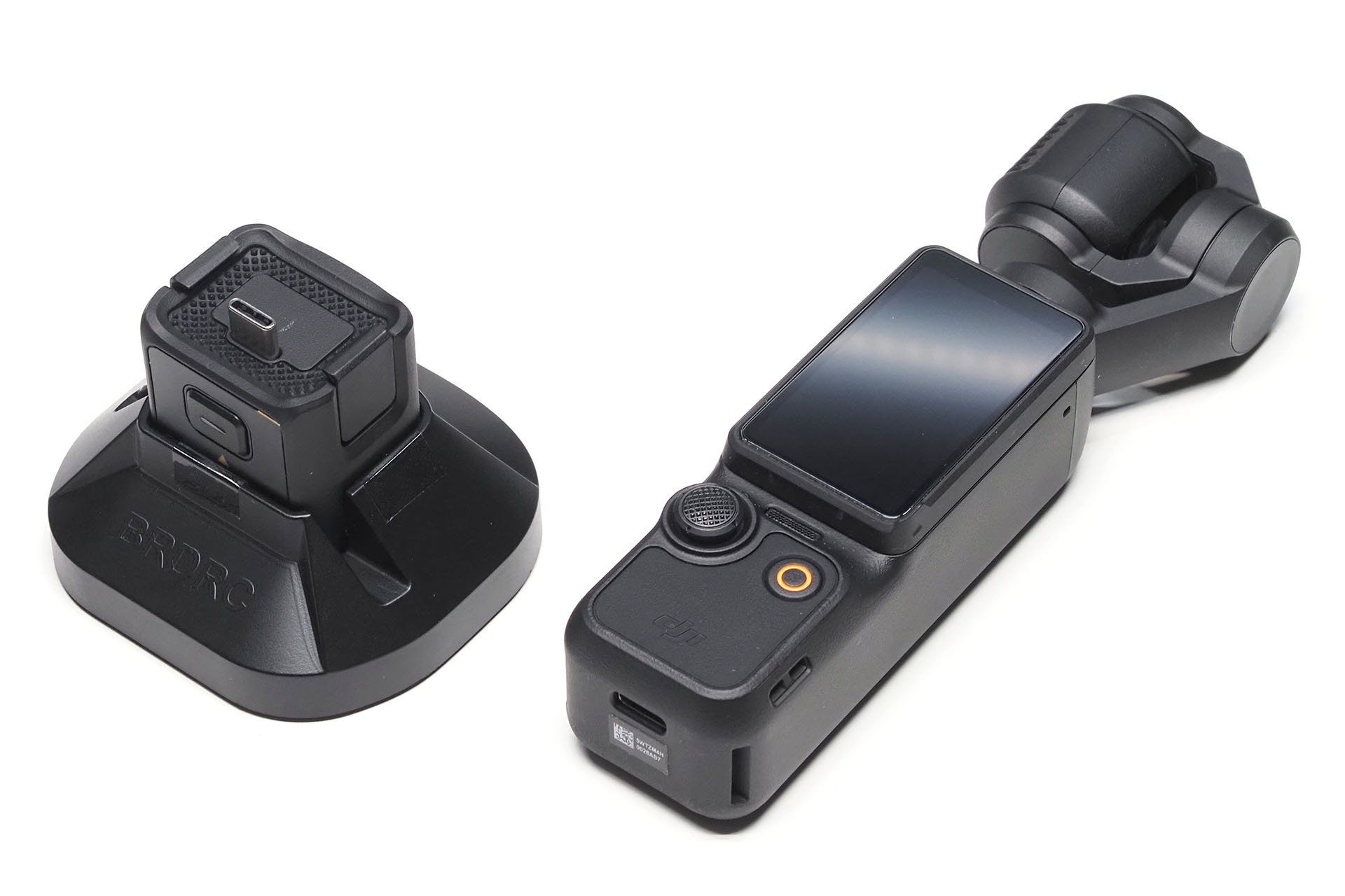 この台座、Osmo Pocket 3の着脱っていうか挿抜感が緩めで、まあ台座としては手軽に使えて便利ではあった。のだが、俺の場合は台座に「Osmo Pocket 3 ハンドル（1/4インチ ねじ穴付き）」をセットしたままにして充電台として使いたいので、台座に付属していたスポンジをテープで止めてハンドルが抜けにくいようにして使っている。バッテリーも拡張できるハンドルである「Osmo Pocket 3 バッテリーハンドル」を使うと上記ハンドルが余りがちだが、台座と併用すると充電台として使えて「便利でパーツの余らせ感もない」のだ。