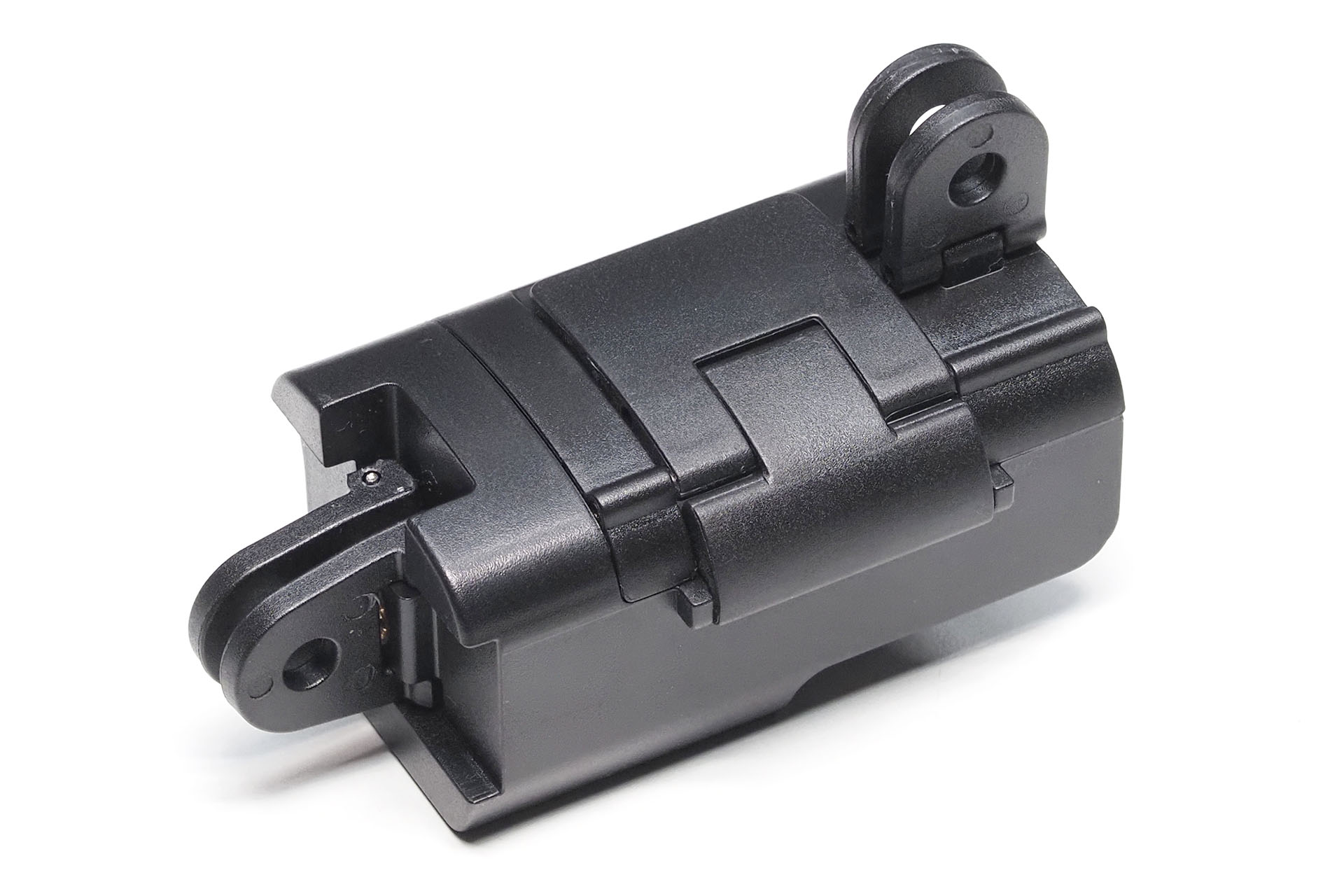 前面と下部に折りたたみ式のGoPro互換取り付け機構がある。これを取っ掛かりとして、GoPro向け各種ブラケットにOsmo Pocket 3を取り付けられる。