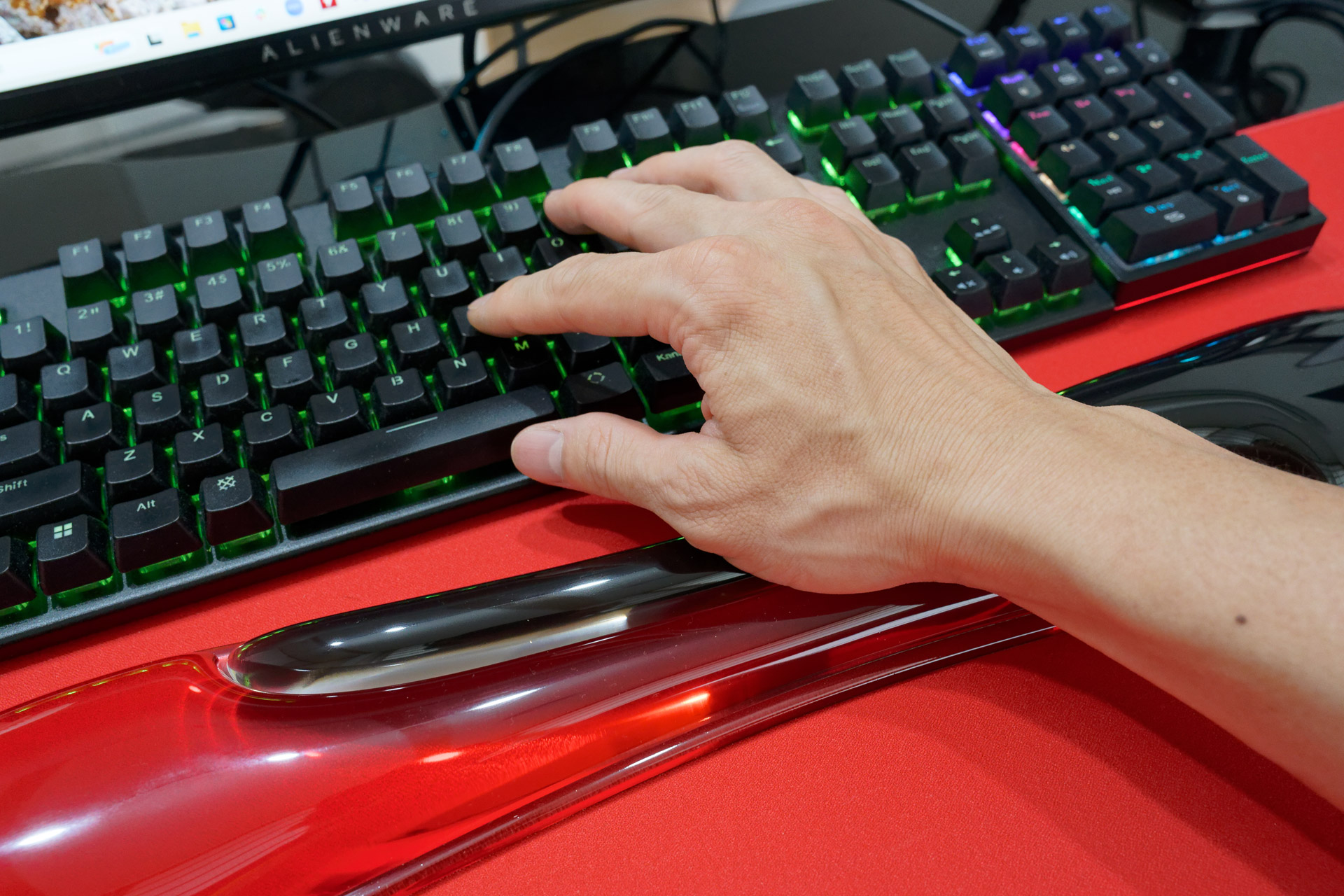 手首を痛めずにタイプできる