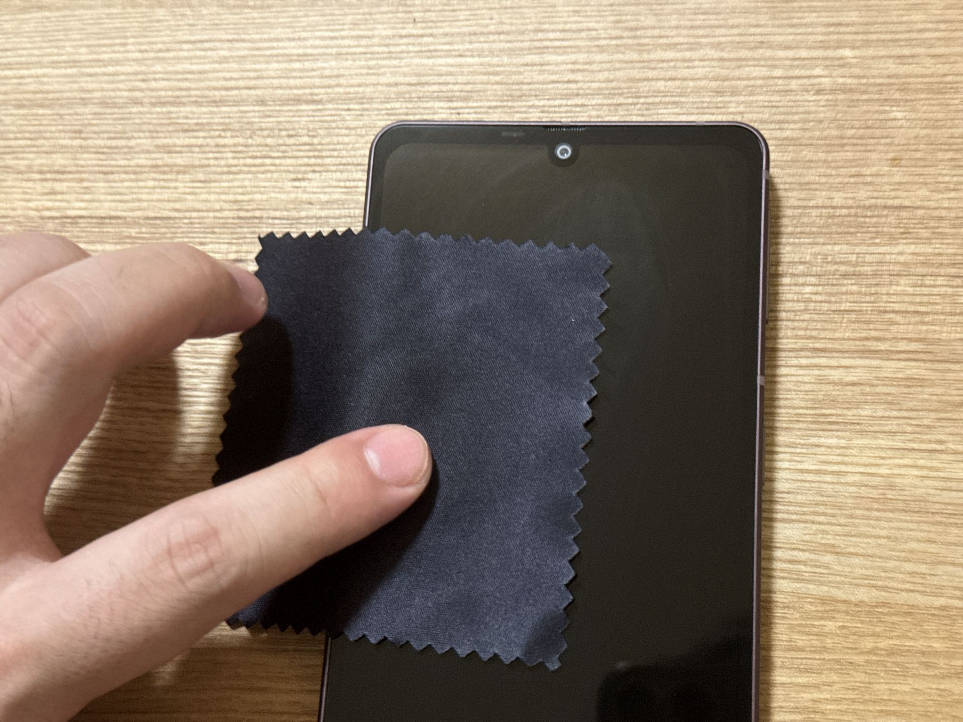 黒い布に液体を吹きかけて塗り、10分放置