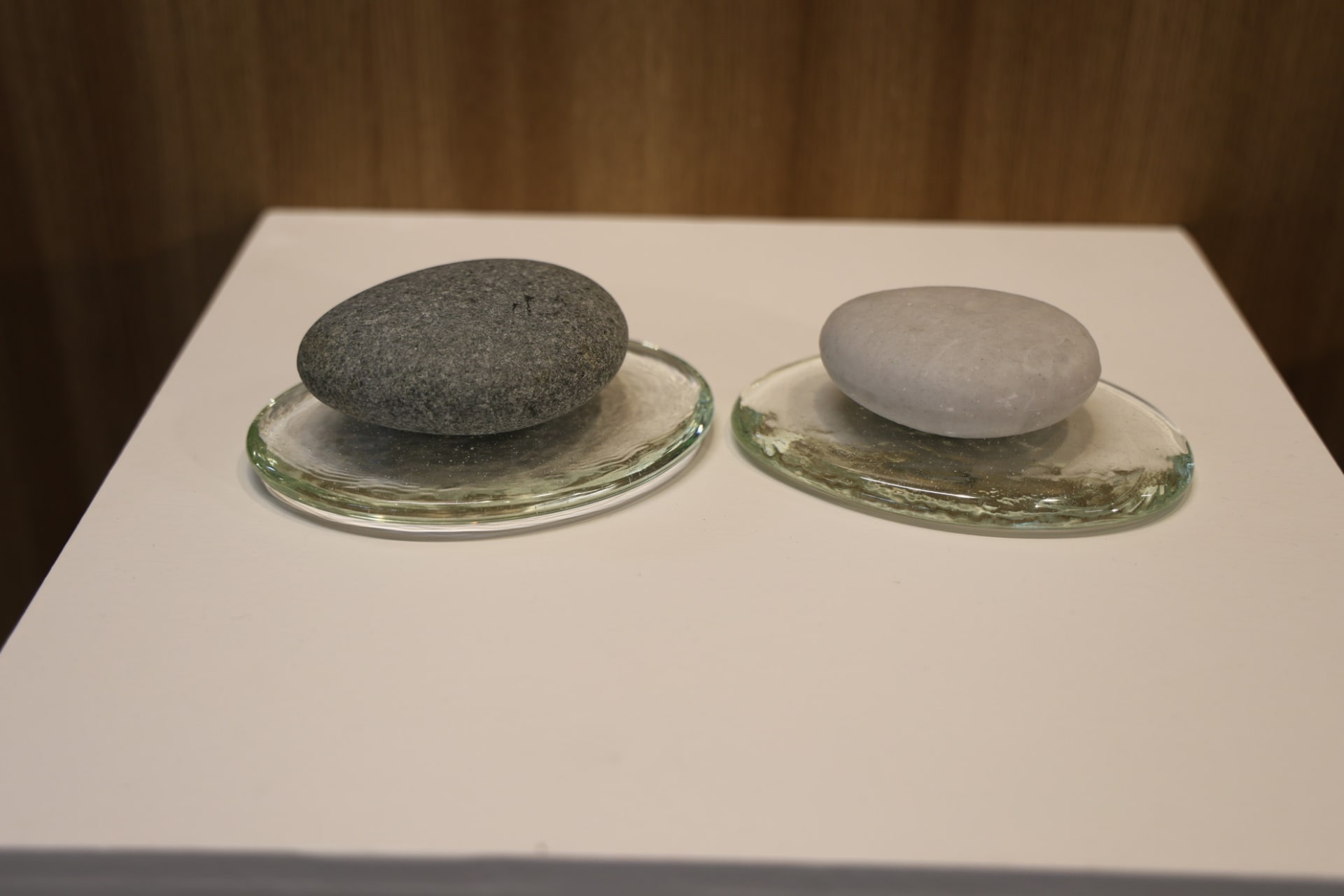 左は本物の石、右は「Nature Remo Lapis」