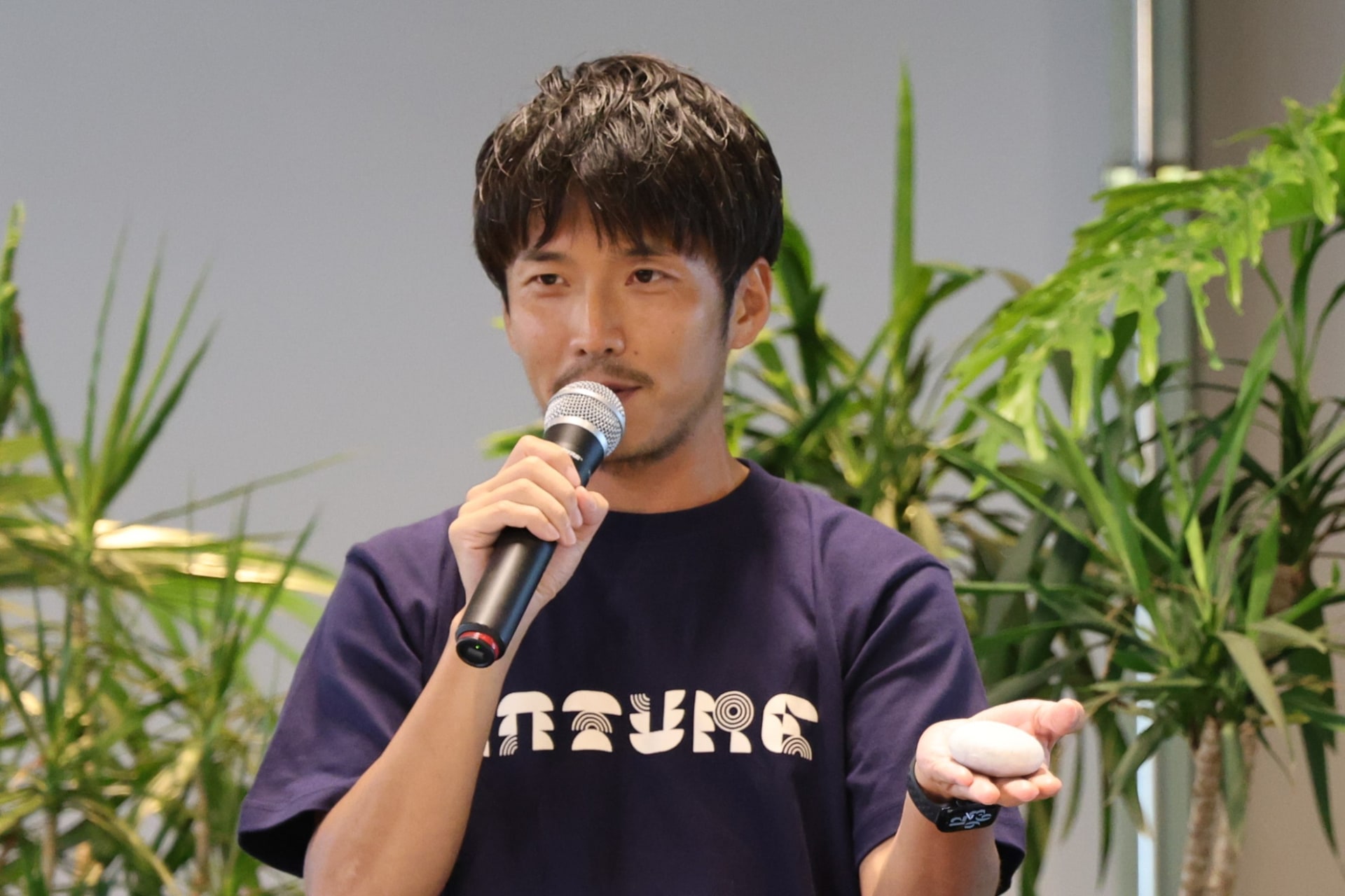 「Nature Remo Lapis」を手にする塩出氏